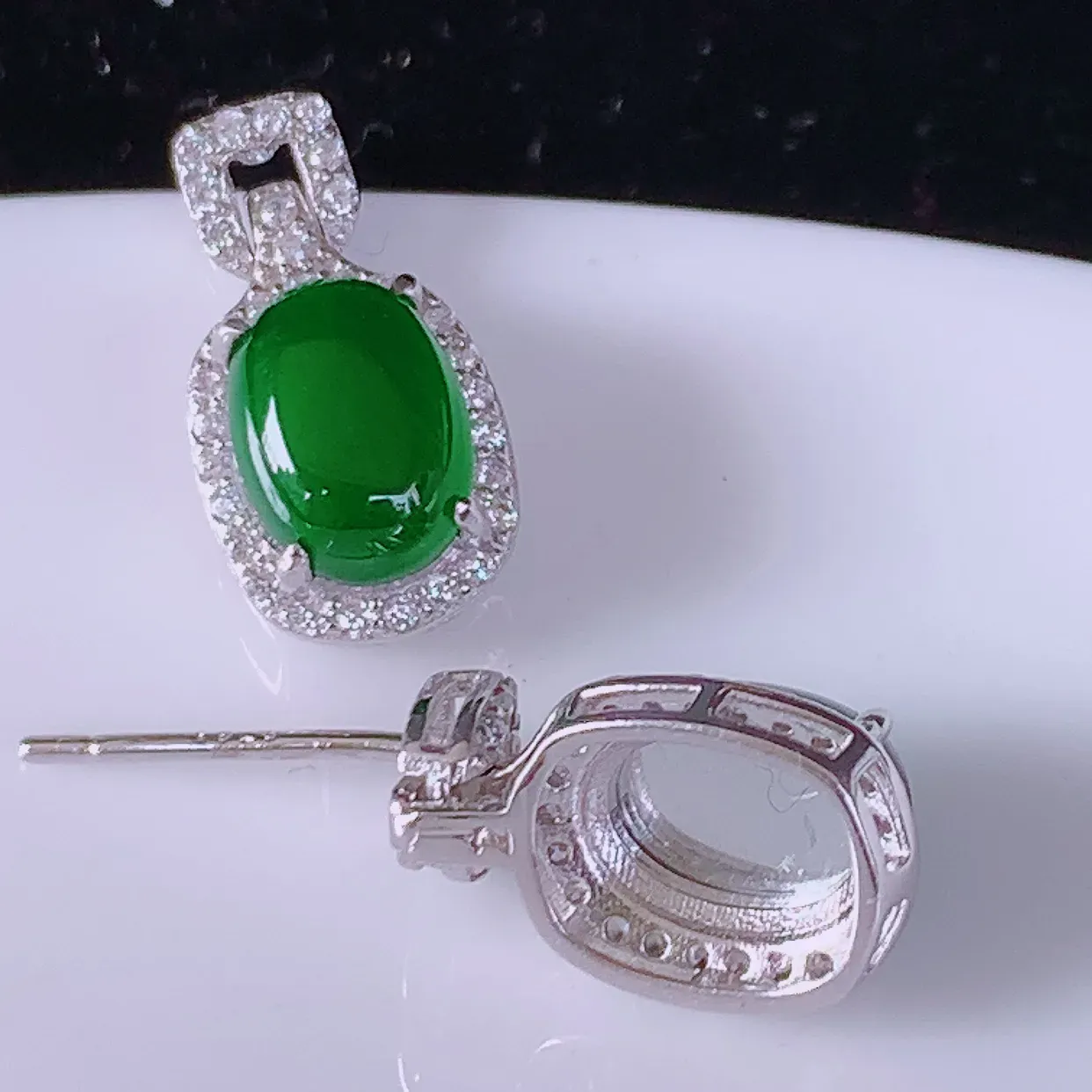 冰透满绿翡翠925银镶嵌耳坠，自然光实拍，翠色灵动，颜色漂亮，种老水足，品相佳，佩戴佳品！#97.28整体15.5-8-6.5裸石8*5.5