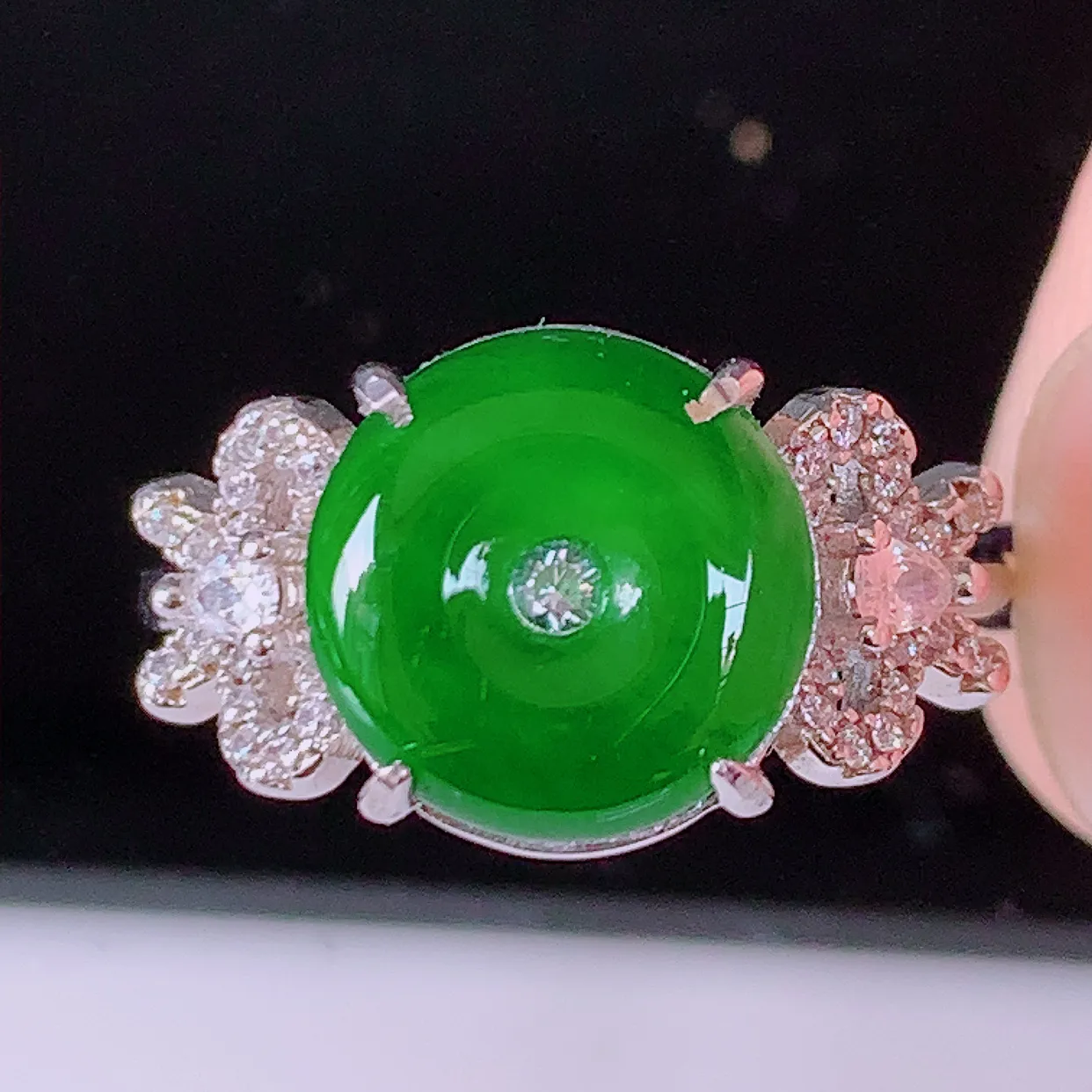 冰透满绿翡翠925银镶嵌平安扣戒指，自然光实拍，翠色灵动，颜色漂亮，种老水足，品相佳，佩戴佳品！#9