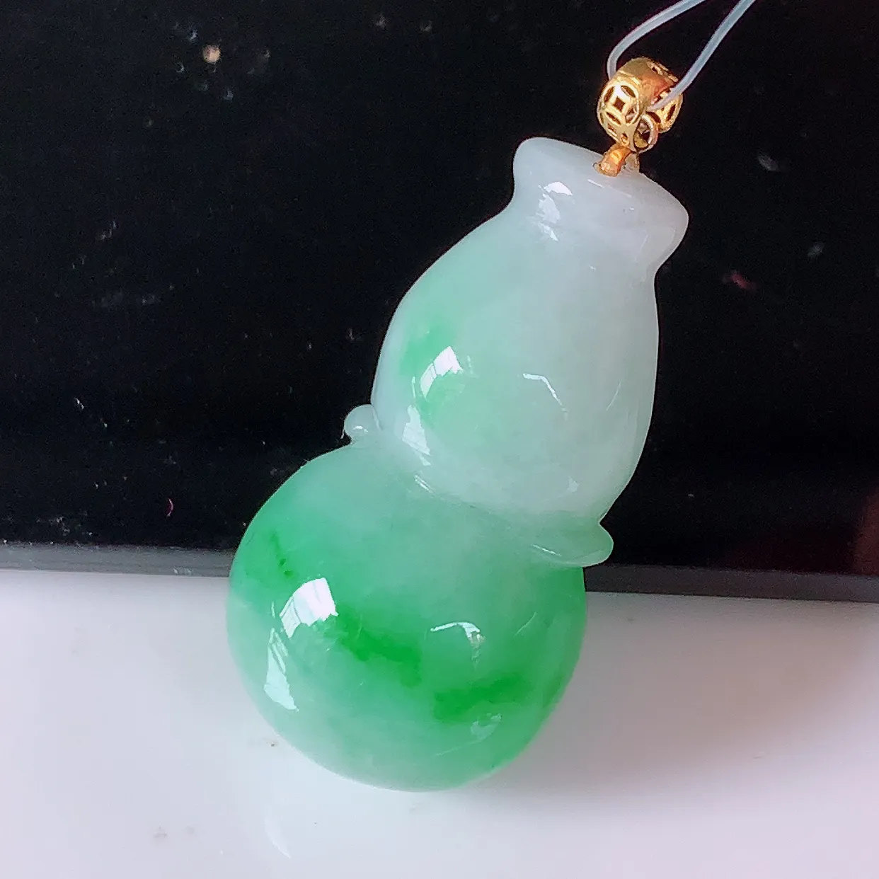 自然光实拍，18K金镶嵌冰润飘绿翡翠葫芦吊坠，葫芦寓意福禄双全，财源滚滚，品佳品，佩戴效果优雅迷人！