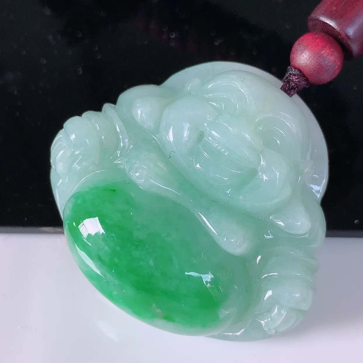 自然光实拍，冰润飘绿翡翠佛公吊坠，水灵起胶，翠色迷人，佛公在心中，一生平安，饱满圆润，开怀大笑佛公，配戴灵气十足！#46.28