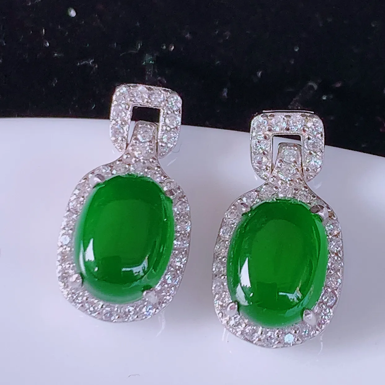 冰透满绿翡翠925银镶嵌耳坠，自然光实拍，翠色灵动，颜色漂亮，种老水足，品相佳，佩戴佳品！#97.2