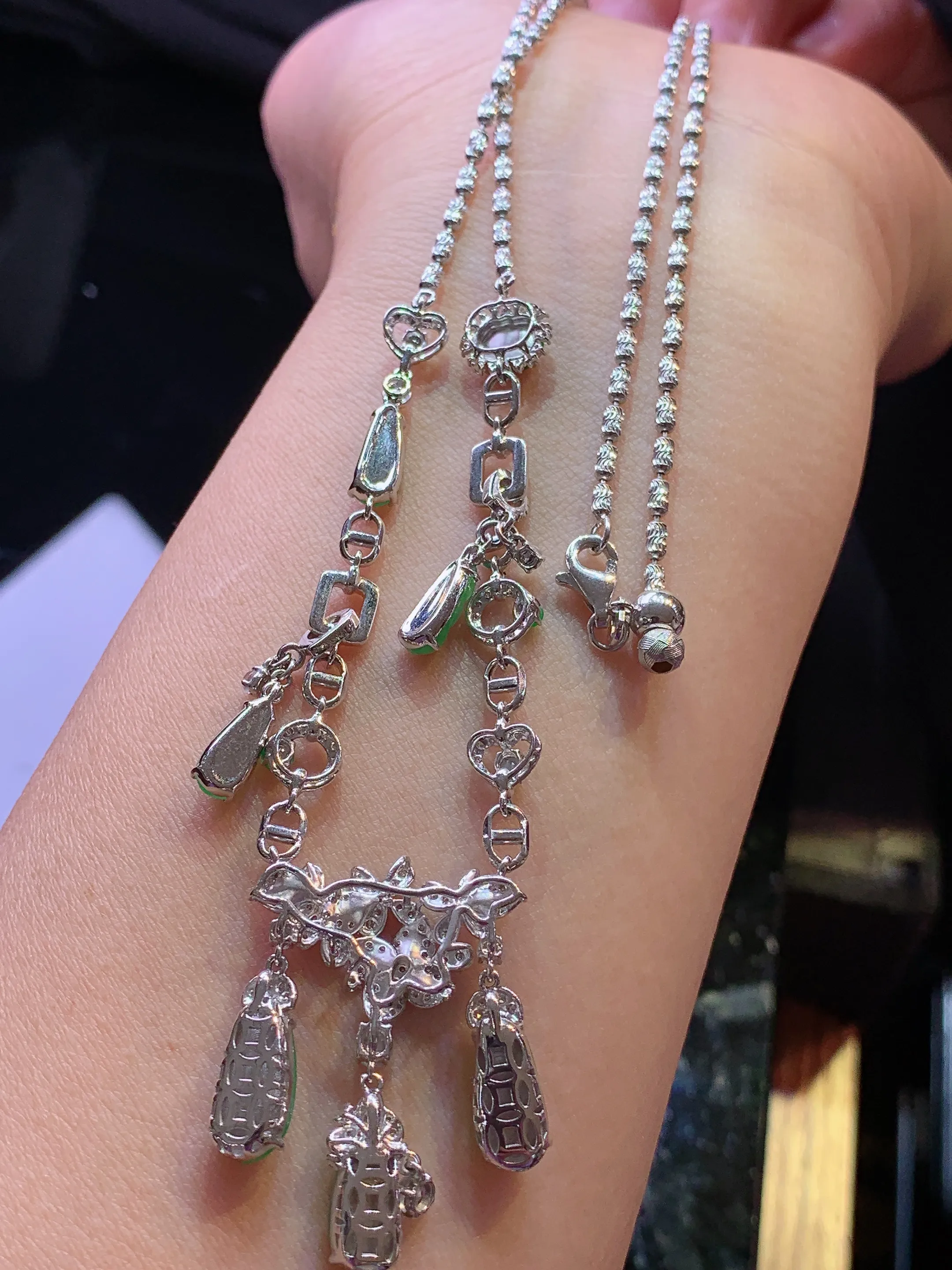 18k金钻镶嵌翠绿四季豆锁骨项链吊坠两用款 玉质细腻 色泽清新艳丽 整体尺寸11*5.6*2.5