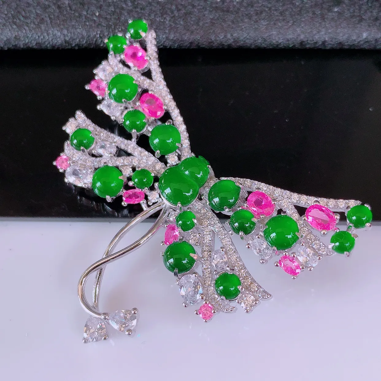 冰透满绿翡翠925银镶嵌蝴蝶结胸针，自然光实拍，翠色灵动，颜色漂亮，种老水足，品相佳，佩戴佳品！#97.25整体47.5*41.5*10.5葫芦裸石8*5