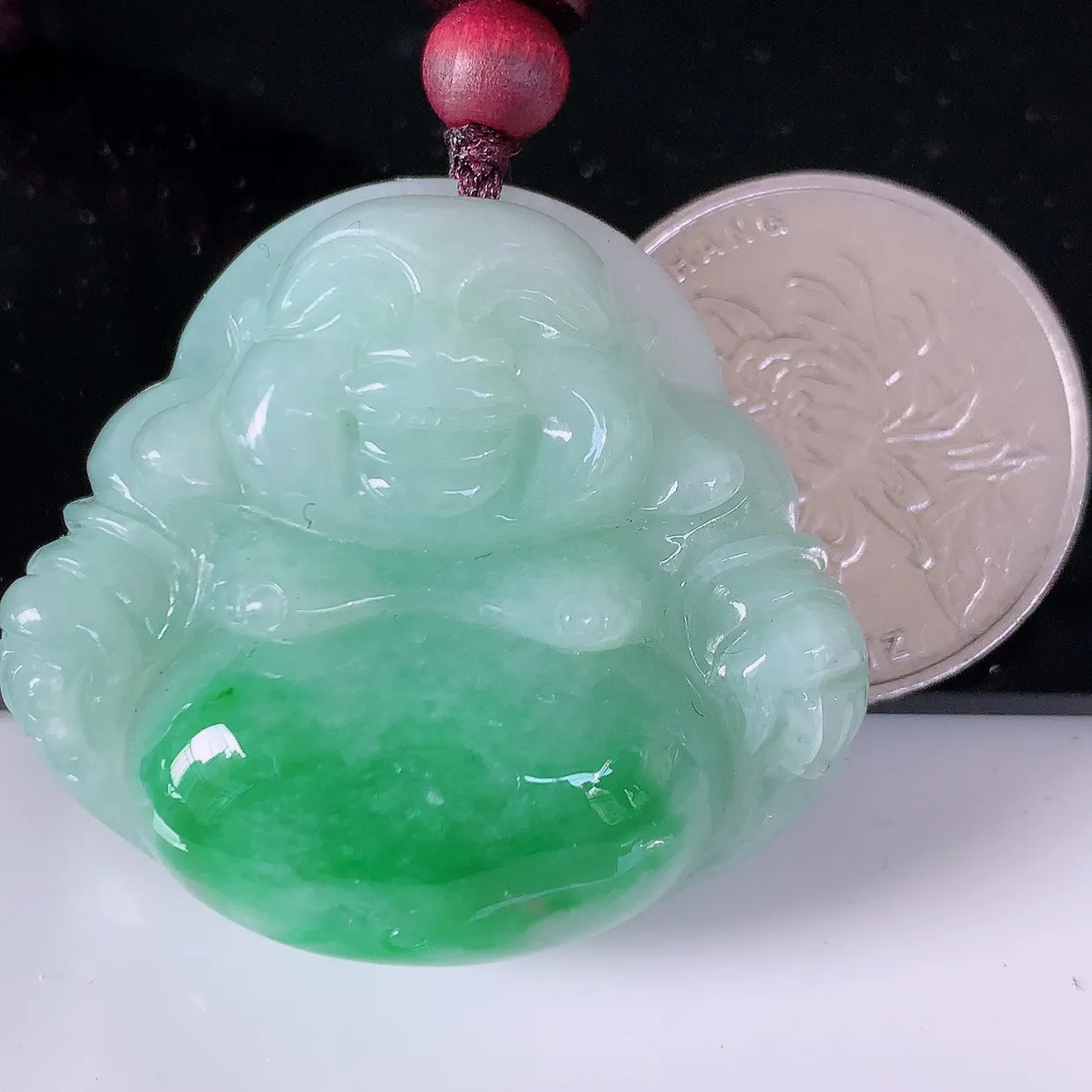 自然光实拍，冰润飘绿翡翠佛公吊坠，水灵起胶，翠色迷人，佛公在心中，一生平安，饱满圆润，开怀大笑佛公，配戴灵气十足！#46.28
