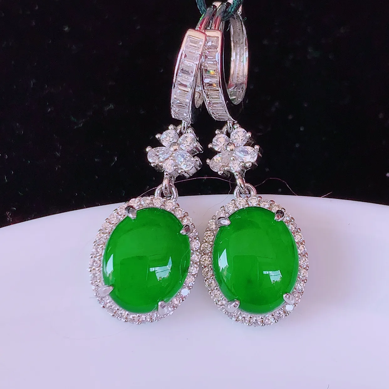 冰透满绿翡翠925银镶嵌耳坠，自然光实拍，翠色灵动，颜色漂亮，种老水足，品相佳，佩戴佳品！#97.2