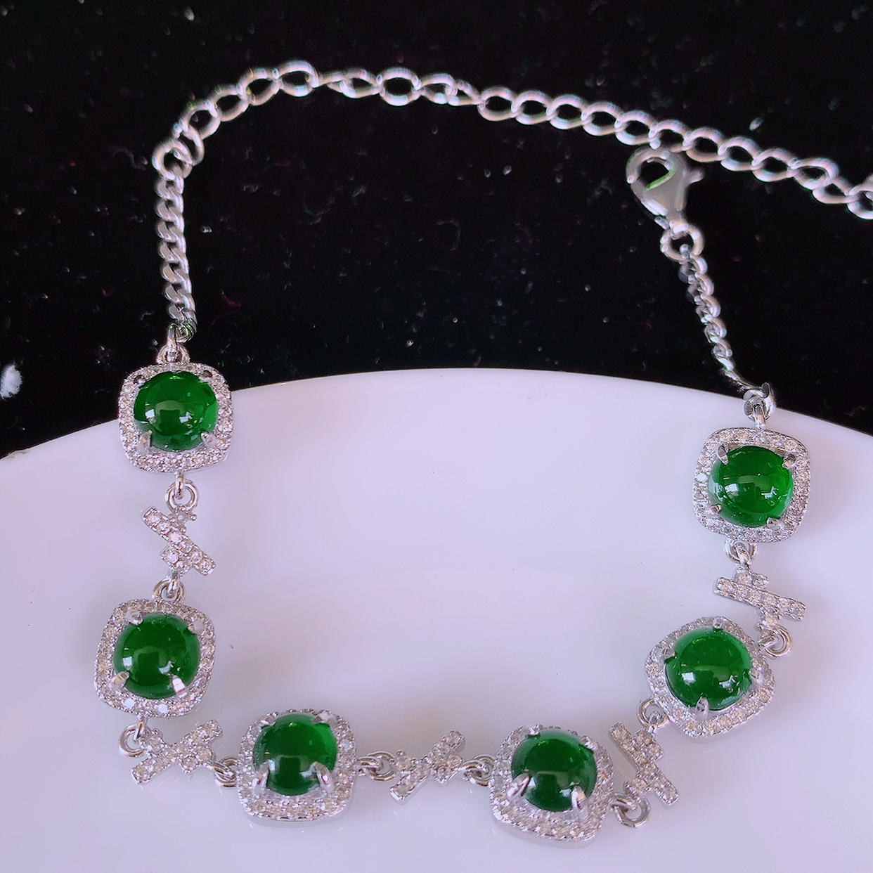 冰透满绿翡翠925银镶嵌手链，自然光实拍，翠色灵动，颜色漂亮，种老水足，品相佳，佩戴佳品！#97.25取一整体7.2/7.2/5裸石5*5