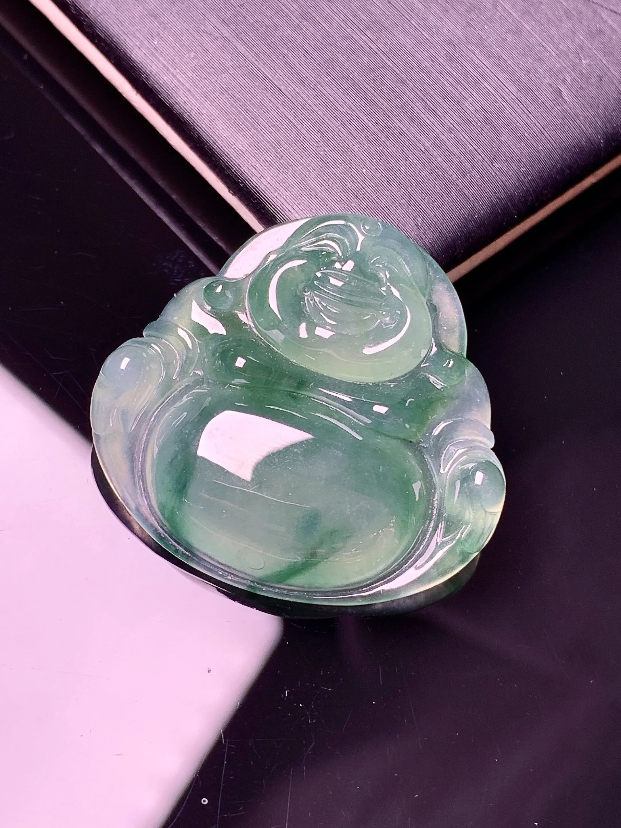 冰种飘绿佛公吊坠 玉质细腻 色泽清新艳丽 整体尺寸26.3*28*5.5