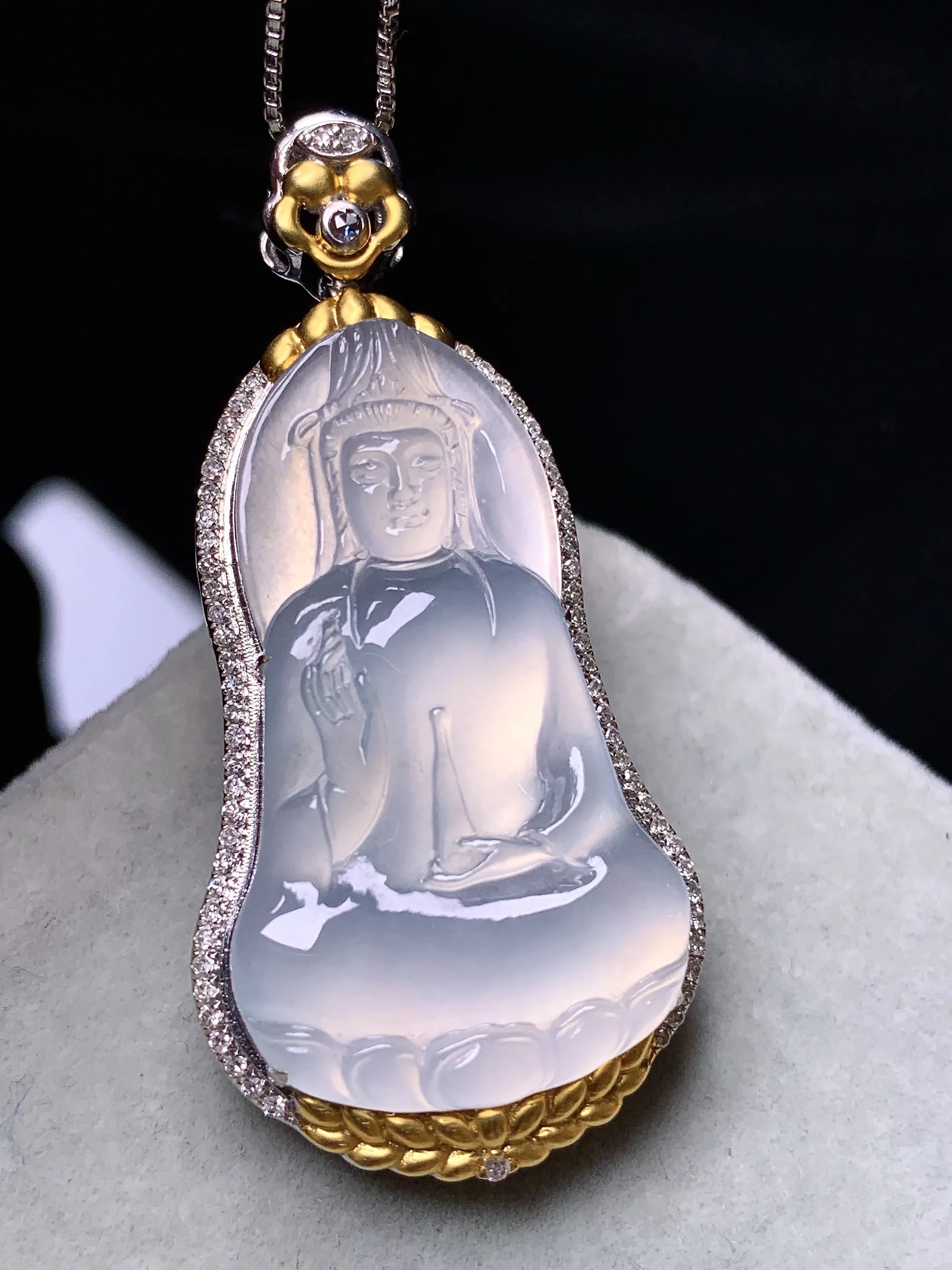 18k金钻镶嵌冰种观音菩萨吊坠 玉质细腻 色泽清新艳丽 整体尺寸47.5*25.5*9