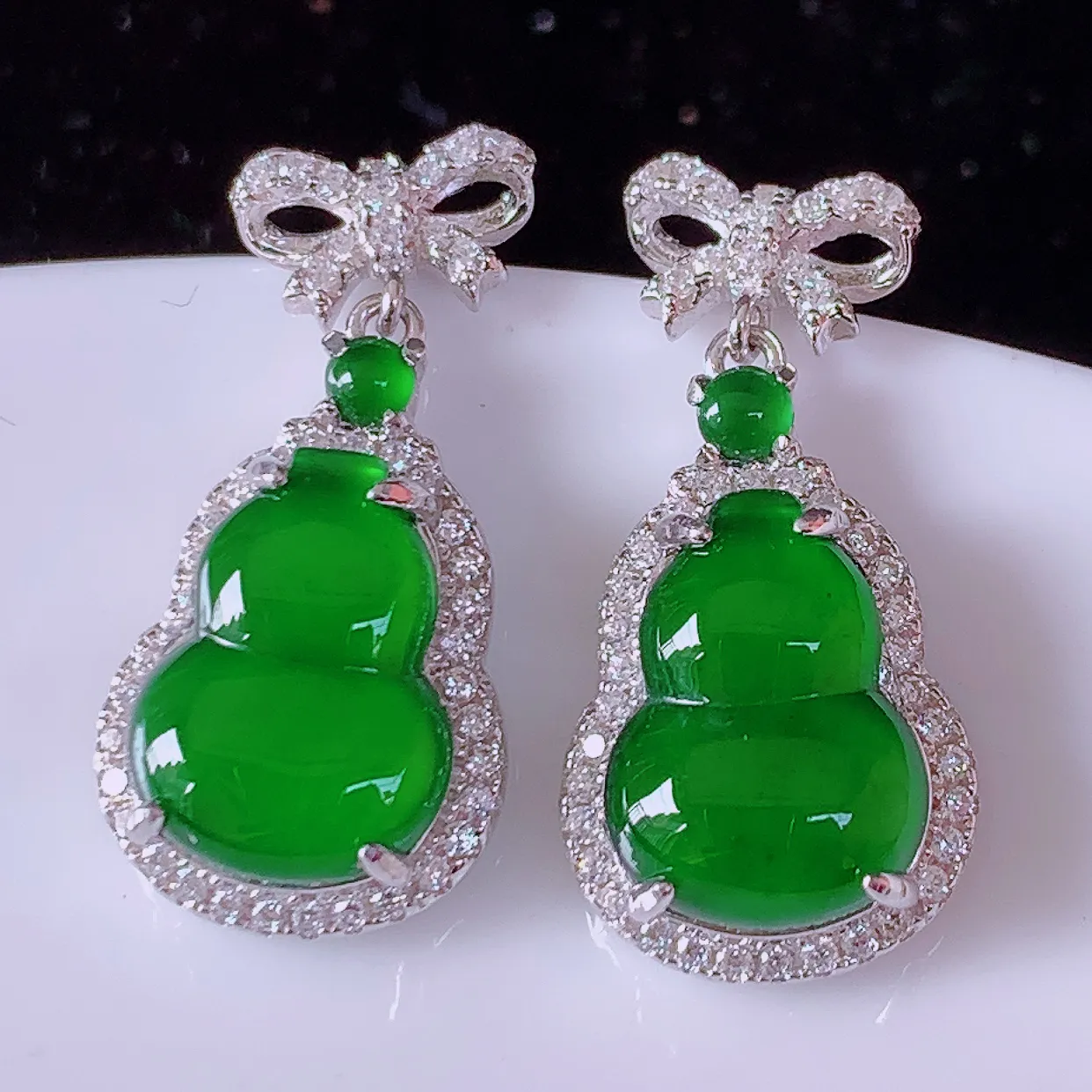 冰透满绿翡翠925银镶嵌葫芦耳坠，自然光实拍，翠色灵动，颜色漂亮，种老水足，品相佳，佩戴佳品！#97.28整体23*11.5*5.2裸石12-8.8