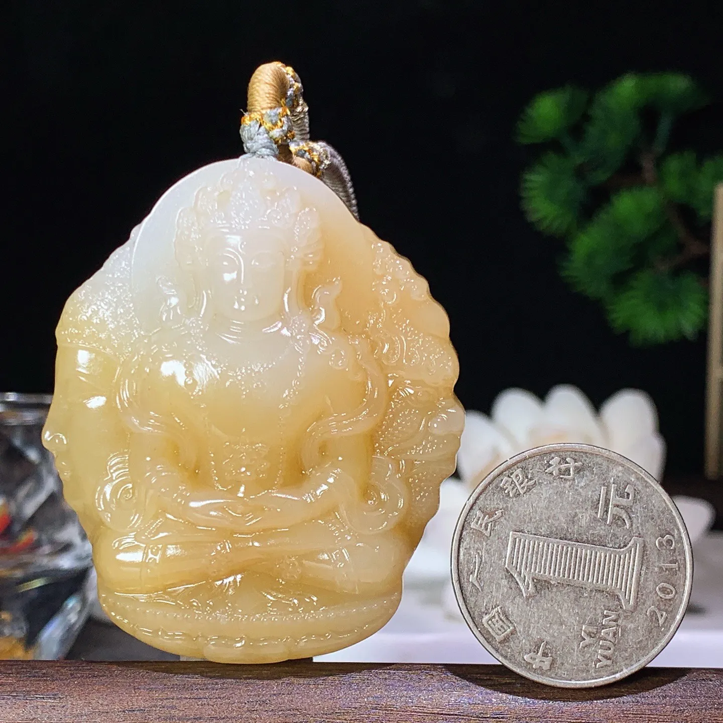 新疆和田玉且末糖度母牌子挂件 尺寸52/45/13重57克。玉质细腻油润。手推出油。佩戴高端典雅。lt260130