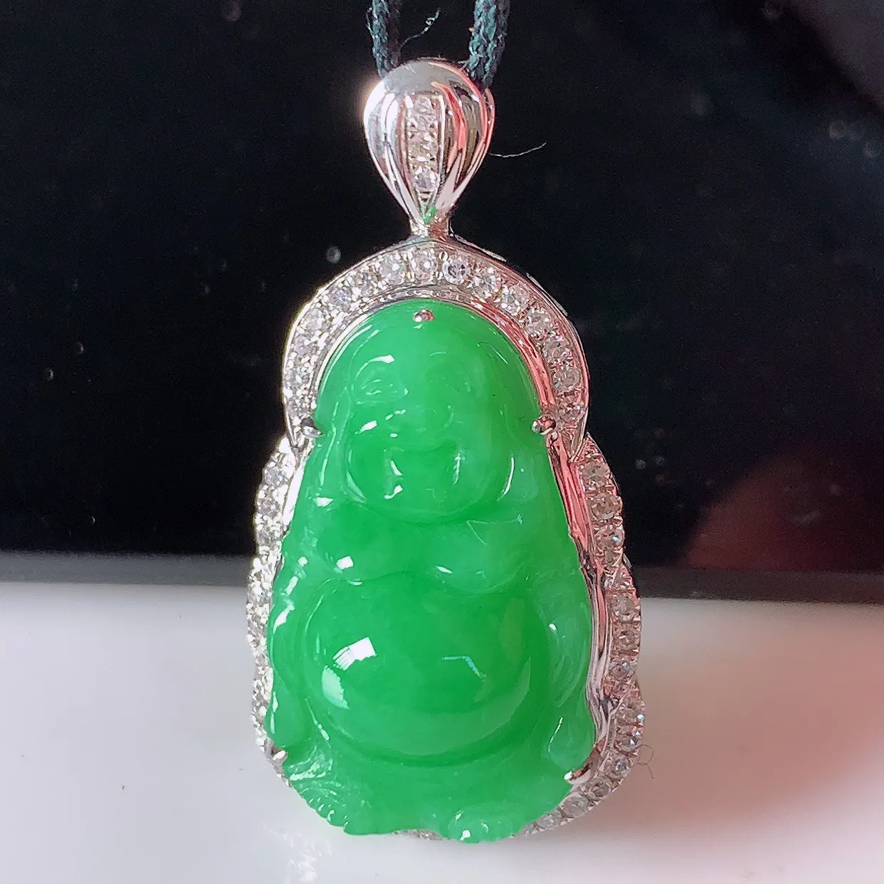 自然光实拍，18K金镶嵌满绿翡翠佛公吊坠，饱满， 佛公亦保平安，寓意有福（佛公）相伴，品相佳，配戴优雅迷人！#42.28整体28.5*14.5*9裸石18.5*11.8