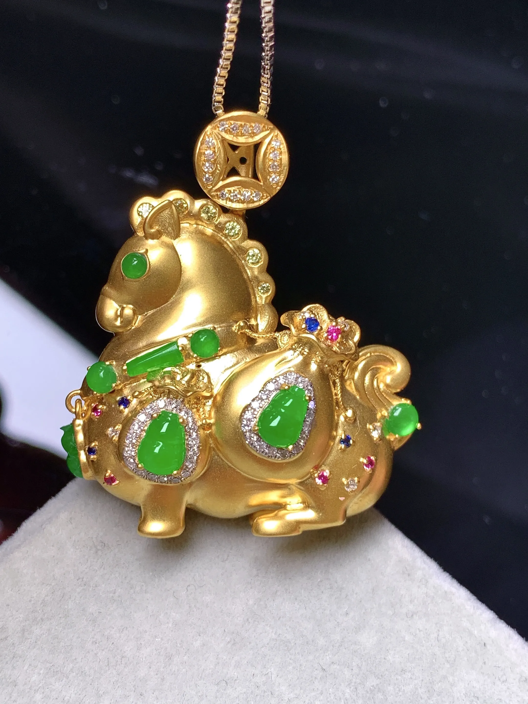 18k金钻镶嵌满绿多宝唐马吊坠 玉质细腻 色泽清新艳丽 整体尺寸35*29.6*13.3