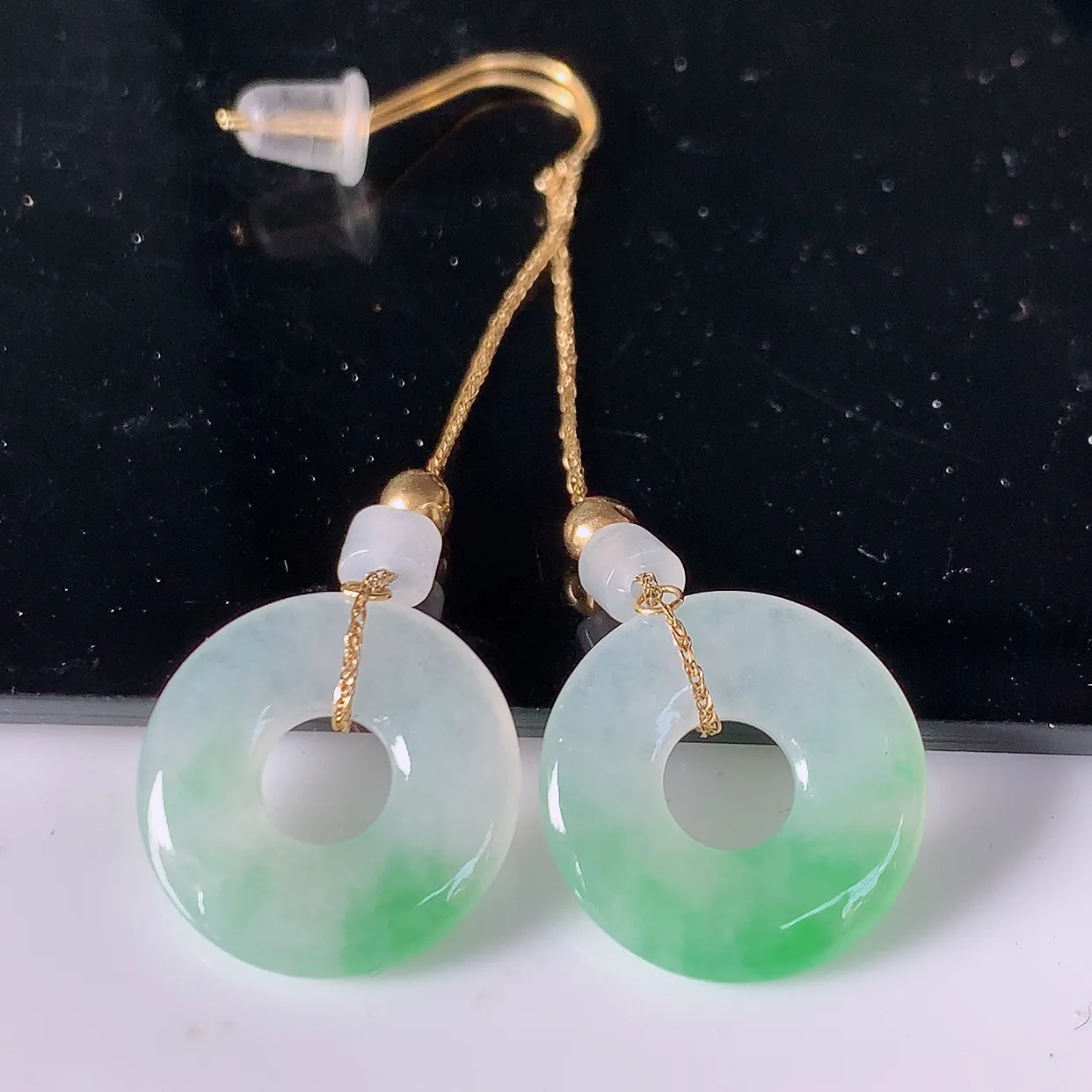 自然光实拍 18k金镶嵌翡翠耳坠，沁人心脾，豪华镶嵌而成，耳坠佩戴效果大气出众，尽显气质。种水好，胶感足，颜相当漂亮，高性价比，值得入手品鉴！#41.28耳坠整体长47.5裸石13.8*2.6