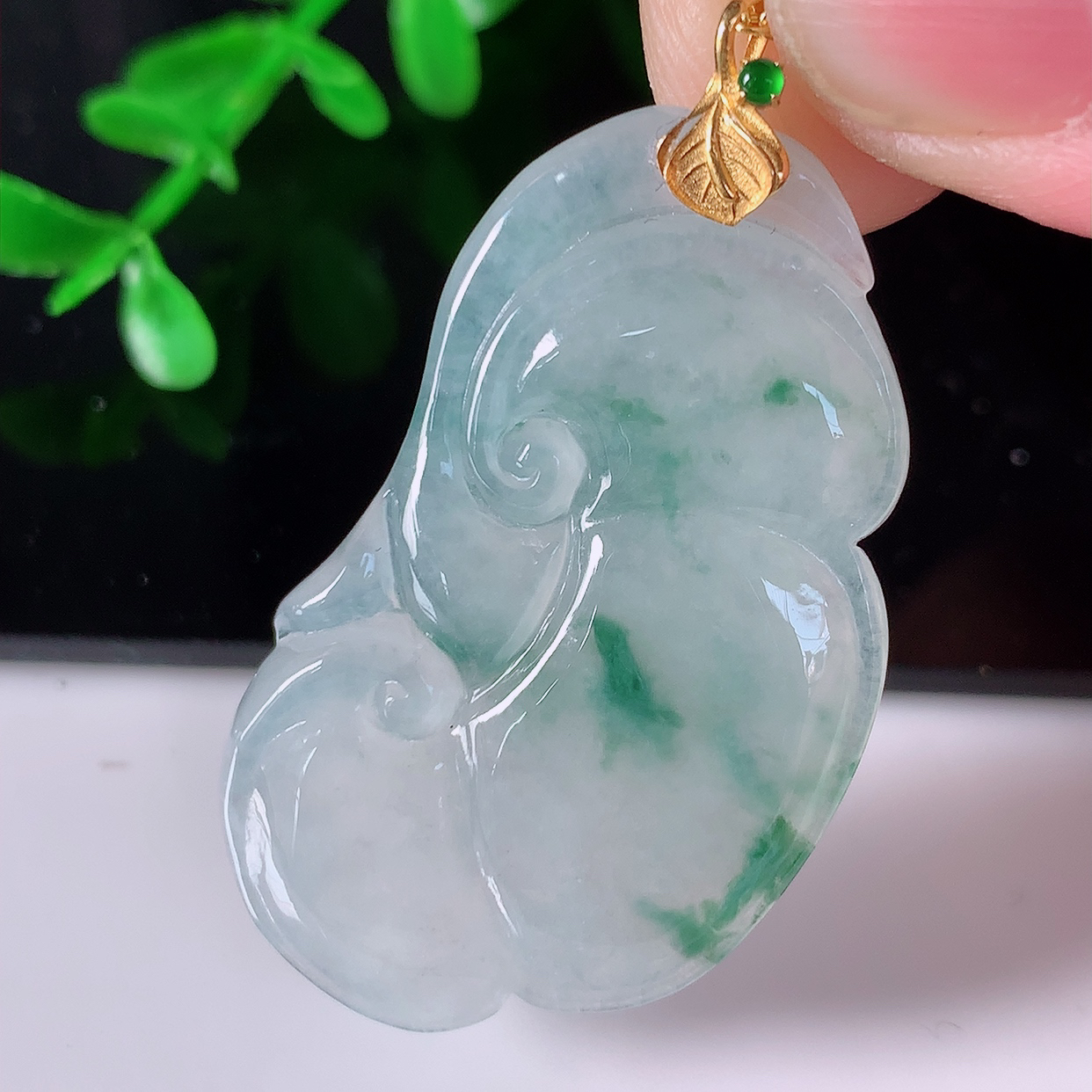 自然光实拍，18k金镶嵌冰种飘花翡翠如意吊坠，寓意顺心如意，事事如意，吉祥如意，细腻饱满，色泽鲜艳，