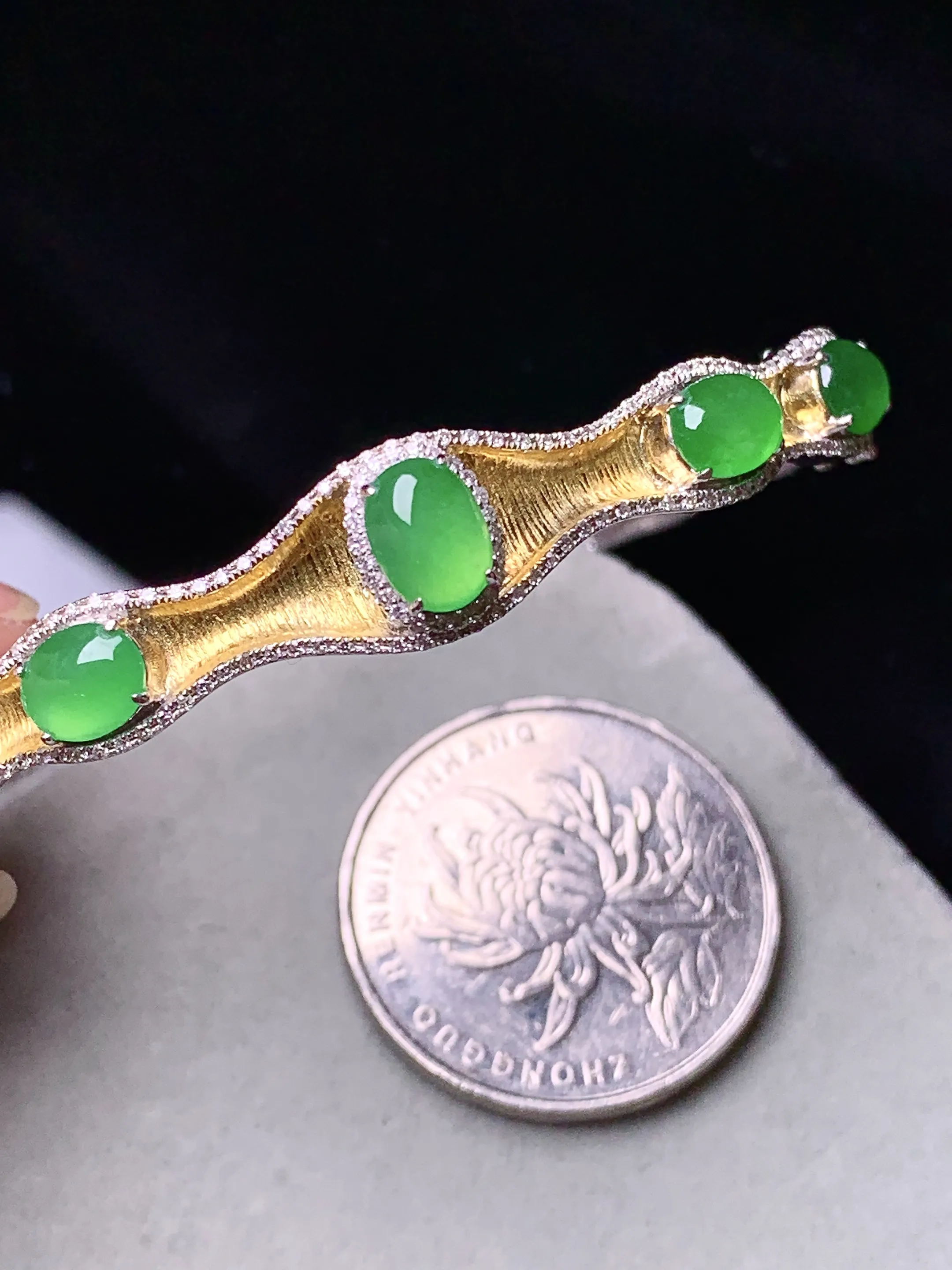 18k金钻镶嵌满绿蛋面手镯 玉质细腻 色泽清新艳丽 圈口56.8裸石尺寸7*5*2.8