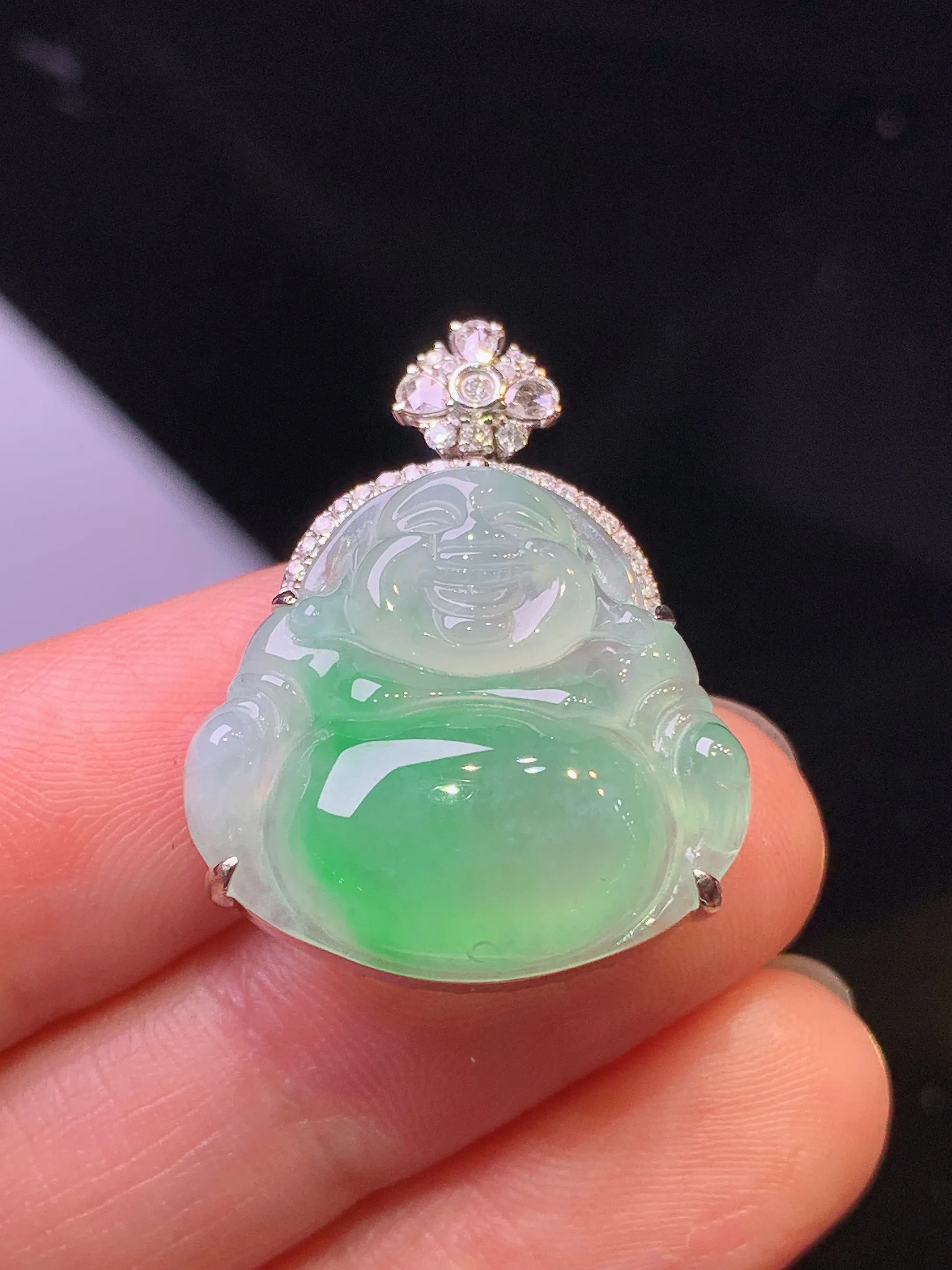 18k金钻镶嵌飘绿佛公吊坠 玉质细腻 色泽清新艳丽 整体尺寸27.5*21.5*9.2