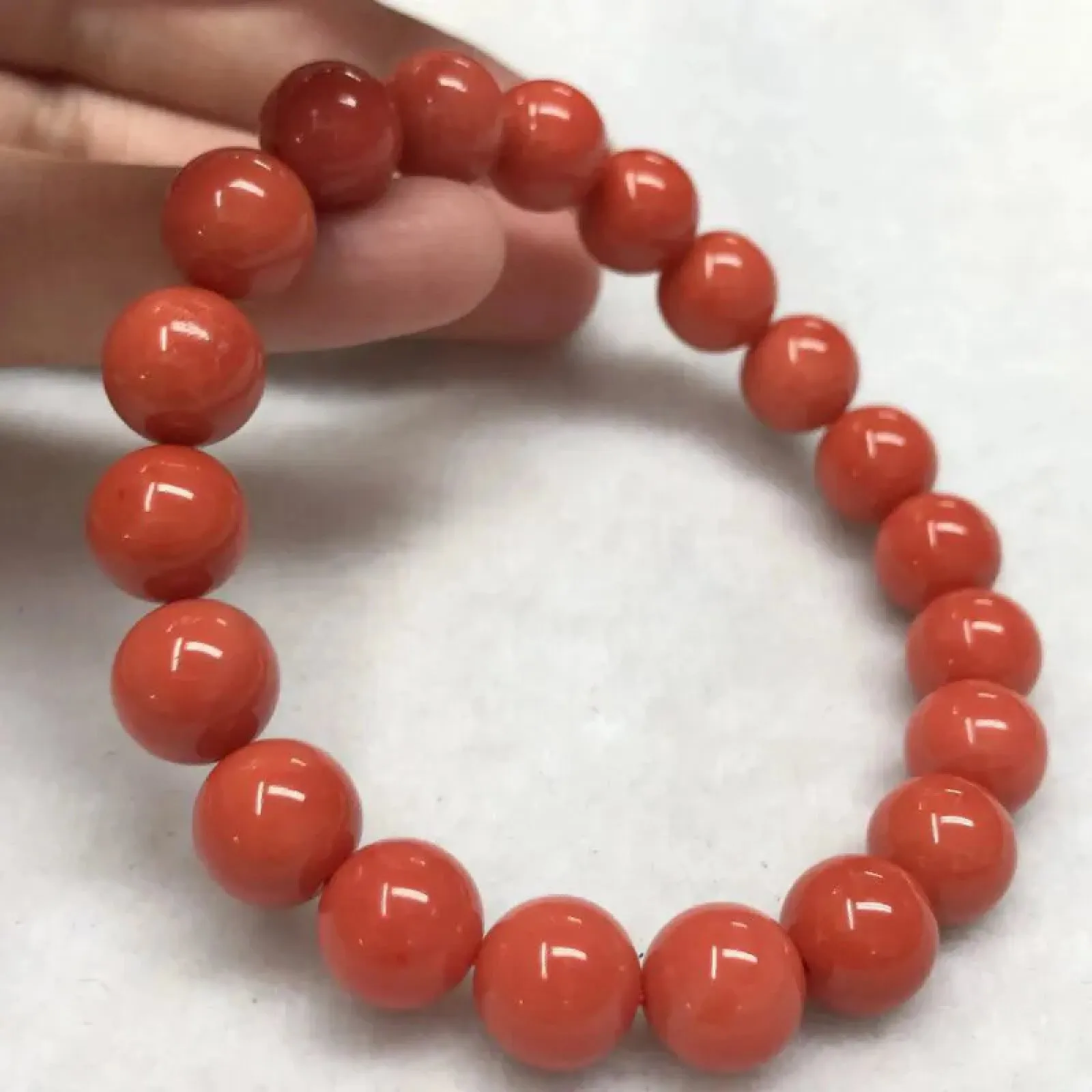 【天然橘红珊瑚10mm大圆珠手串】收藏爱好者提供！意大利产地，沙丁材料，橘红色，光泽柔润透亮，直径约为9.8-9.1mm左右，重量23.95克。珊瑚本为佛教珍宝，来自深海千年生长，属于有机宝石，气场强大，珍贵！每粒均为天然无添加无修补！收藏精品！传承宝贝！男女皆可佩戴！