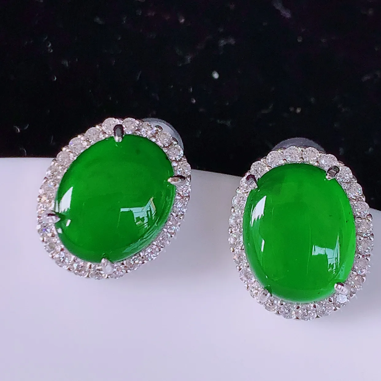 冰透满绿翡翠925银镶嵌耳钉，自然光实拍，翠色灵动，颜色漂亮，种老水足，品相佳，佩戴佳品！#97.28整体12.5*10.5*5.6裸石10*7.8