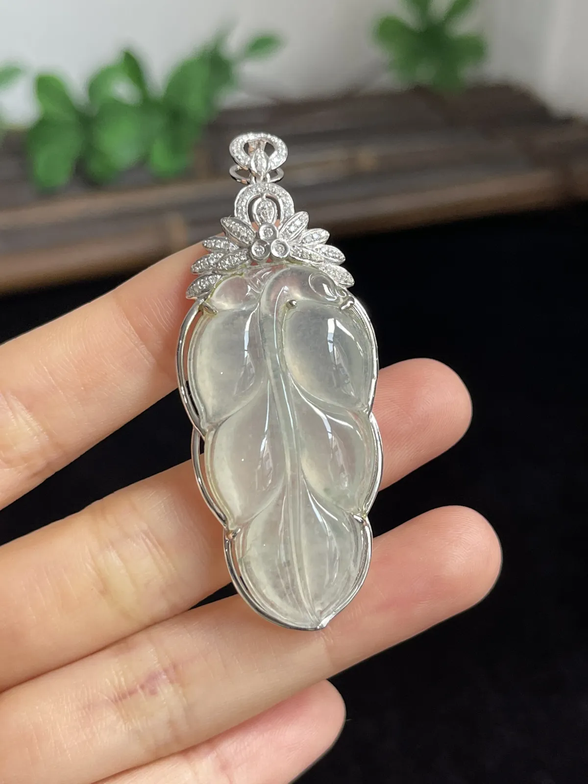 翡翠冰种白色叶子，印记：G18K,伴钻石