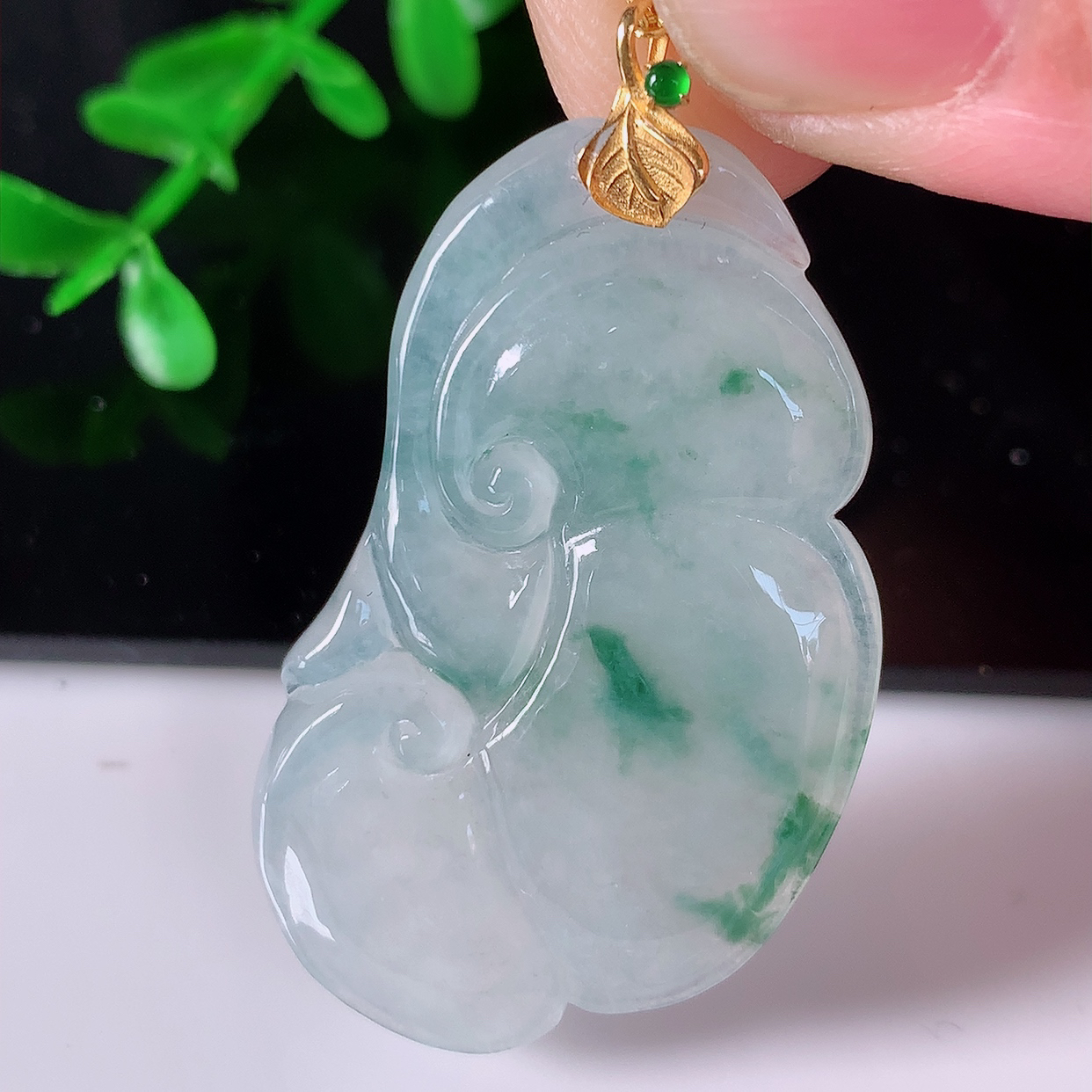 自然光实拍，18k金镶嵌冰种飘花翡翠如意吊坠，寓意顺心如意，事事如意，吉祥如意，细腻饱满，色泽鲜艳，称心如意佩戴优雅时尚！#41.28整体40.5裸石36*21*4.5