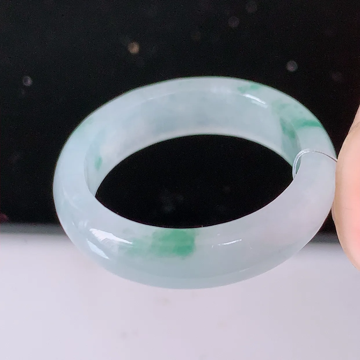 自然光实拍，18.2mm内径冰种飘花翡翠指环，玉戒指，玉质莹润，好精美好冰润的指环，17圈口，上手纤