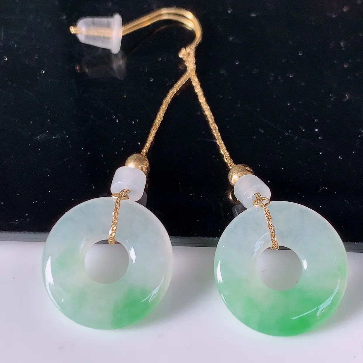 自然光实拍 18k金镶嵌翡翠耳坠，沁人心脾，豪华镶嵌而成，耳坠佩戴效果大气出众，尽显气质。种水好，胶感足，颜相当漂亮，高性价比，值得入手品鉴！#41.28耳坠整体长47.5裸石13.8*2.6