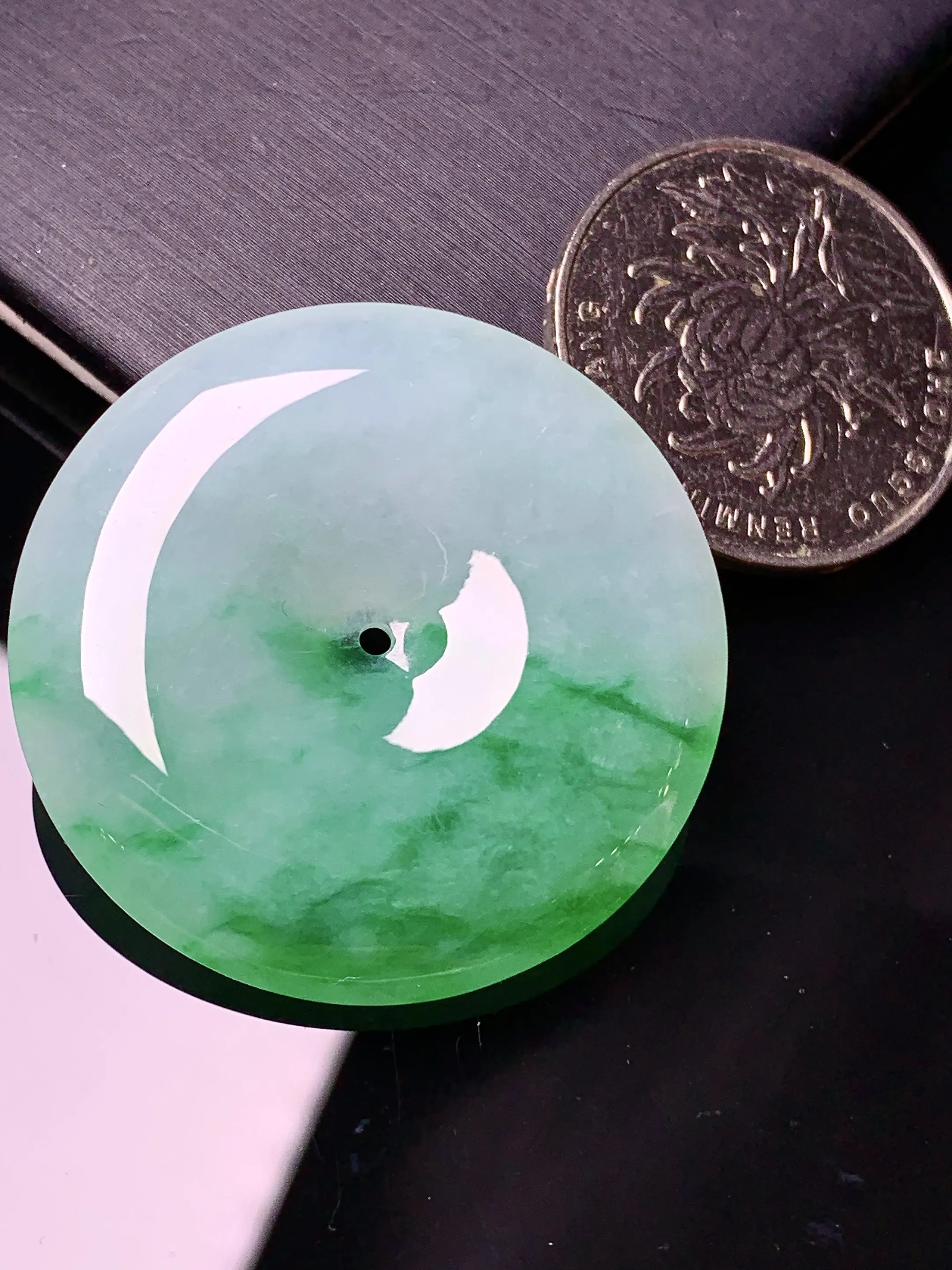 飘绿平安扣吊坠 玉质细腻 色泽清新艳丽 整体尺寸35*6