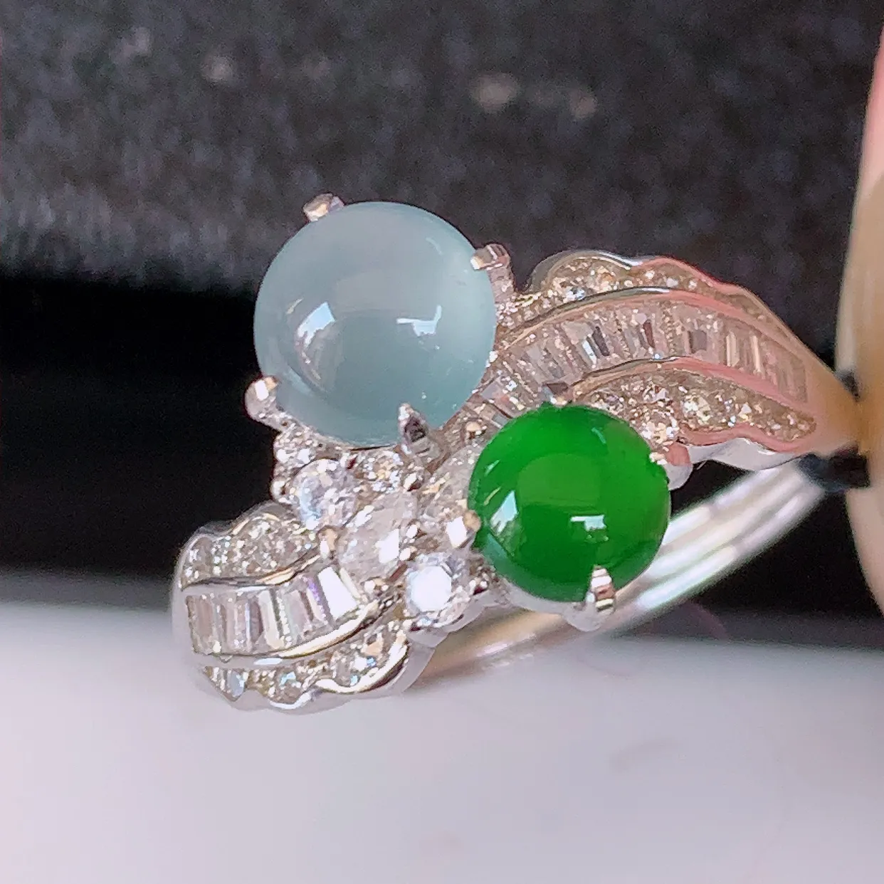 冰透满绿翡翠925银镶嵌戒指，自然光实拍，翠色灵动，颜色漂亮，种老水足，品相佳，佩戴佳品！#97.25（圈口可调大小）整体23.5*16.5*5.5裸石6*6