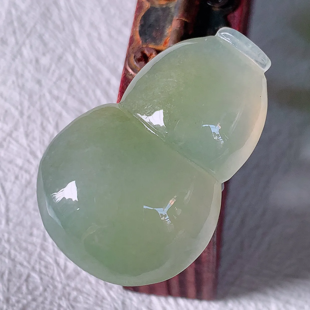 自然光实拍，冰种黄翡翡翠葫芦吊坠，葫芦寓意福禄双全，财源滚滚，饱满，清新脱俗，佩戴效果优雅迷人！#01.28