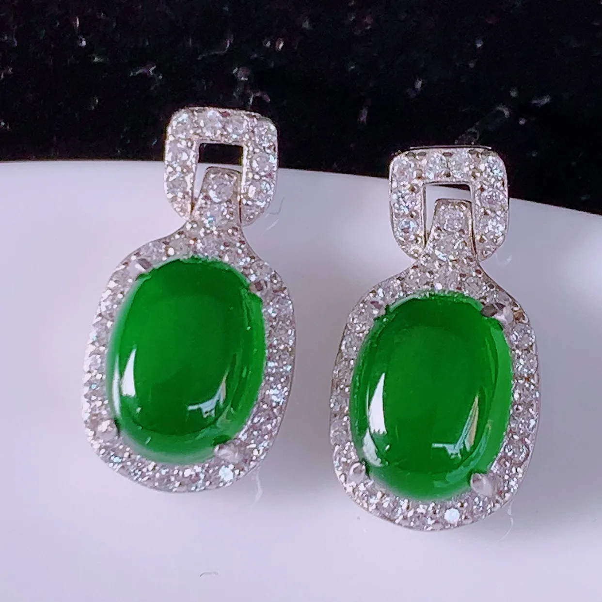 冰透满绿翡翠925银镶嵌耳坠，自然光实拍，翠色灵动，颜色漂亮，种老水足，品相佳，佩戴佳品！#97.2