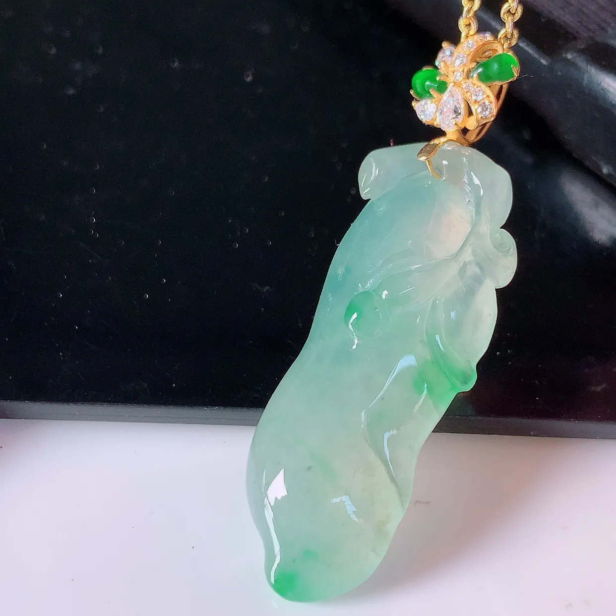 自然光实拍，18K金镶嵌冰种飘绿翡翠招财福瓜吊坠，翡翠福瓜招财瓜，冰润且起胶感，佩戴效果优雅迷人！#42.28整体38.5-裸石30*12-7