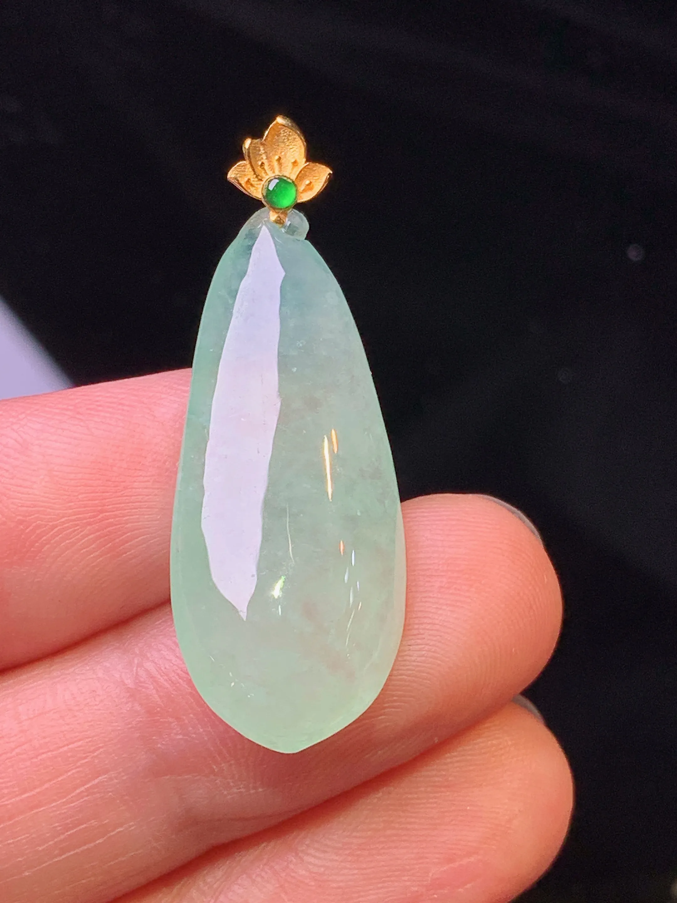 18k金镶嵌冰种福瓜吊坠 玉质细腻 色泽清新艳丽 整体尺寸35.5*13*6