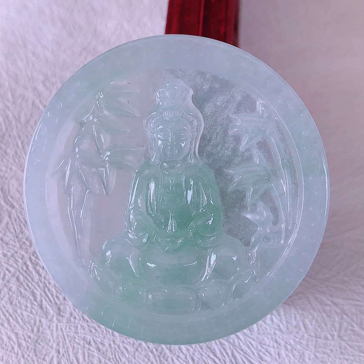 自然光实拍，冰种飘花翡翠观音菩萨吊坠，赐福观音，玉润通透，慈祥端庄！#46.25