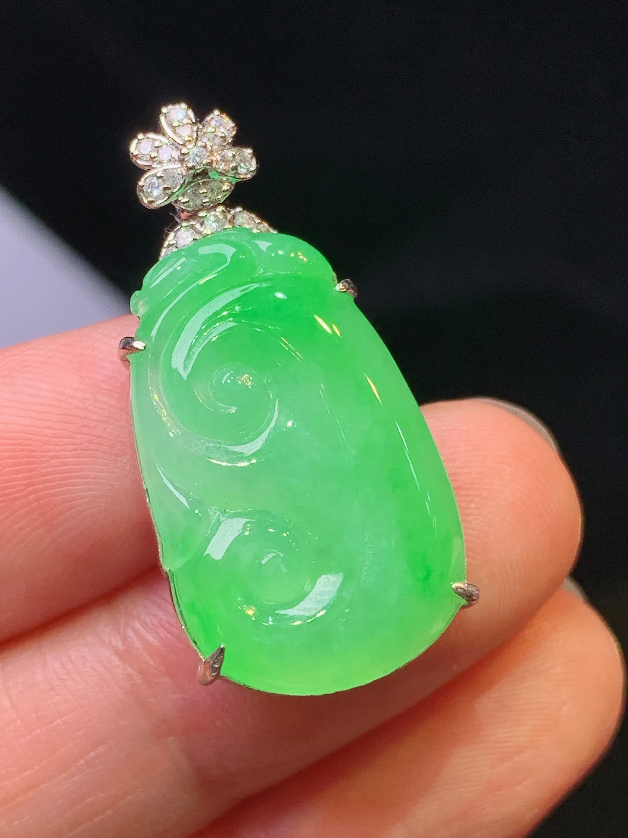 18k金钻镶嵌翠绿如意吊坠 玉质细腻 色泽清新艳丽 整体尺寸30.5*14.8*6.5