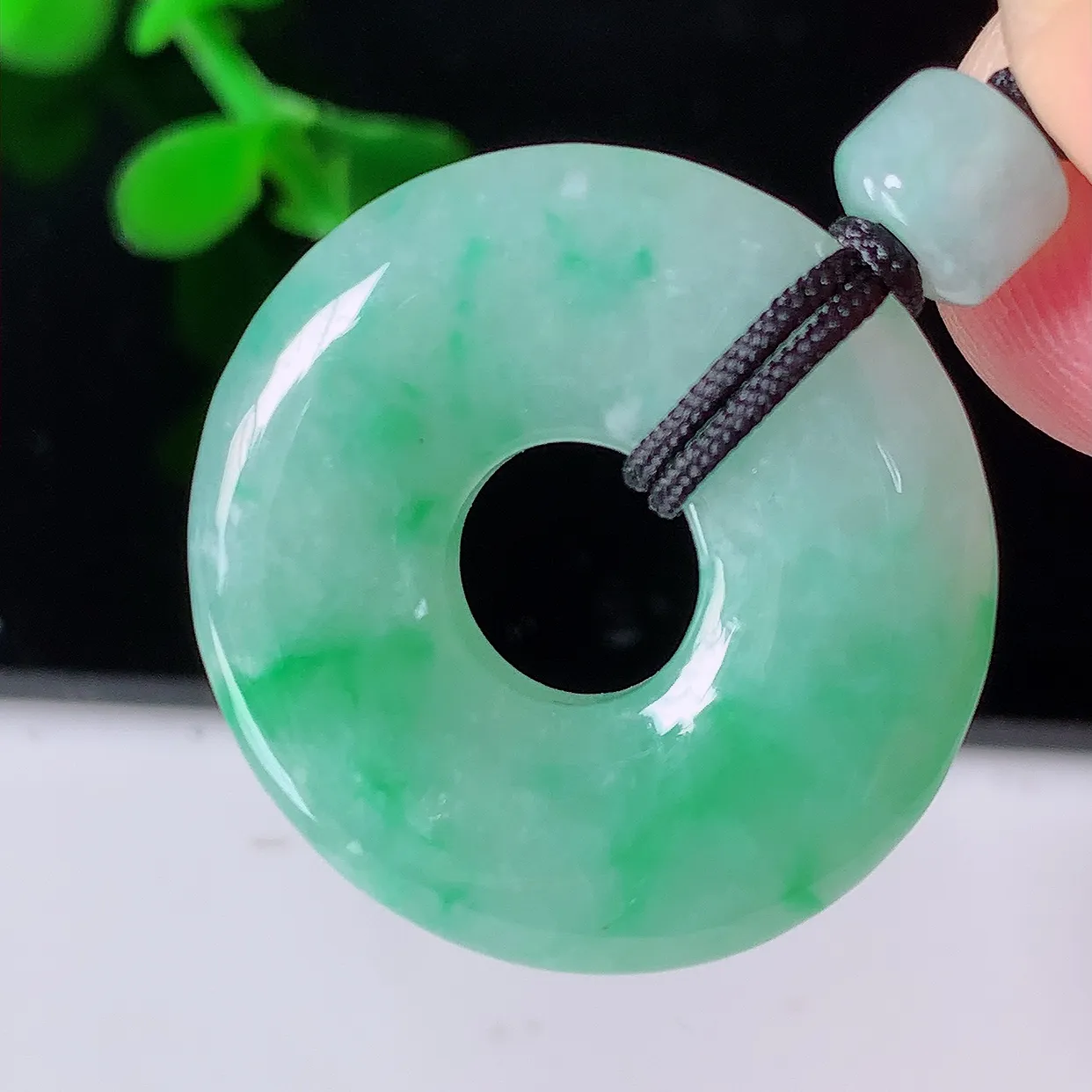 自然光实拍，冰润飘绿翡翠平安扣吊坠，平安是福；冰透，很美的料子，平安扣佩戴优雅迷人！#57.28