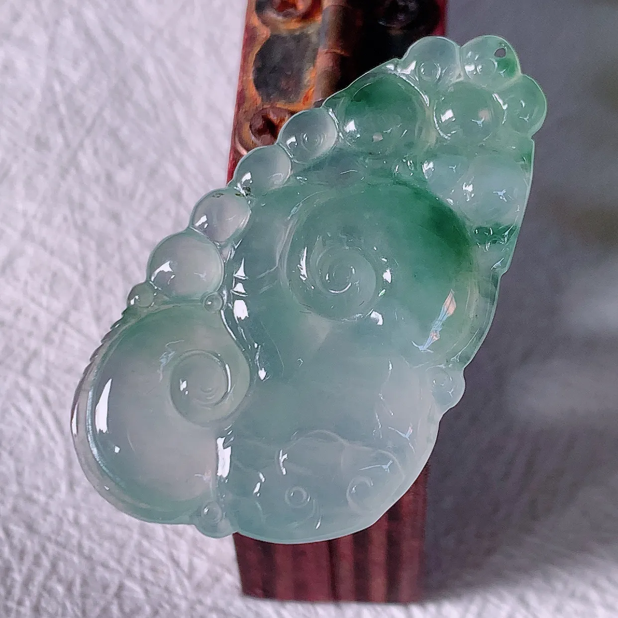 自然光实拍，冰种飘花翡翠如意吊坠，上身效果非常美，饱满大气，工艺美，万事如意，如意一生 #01.28