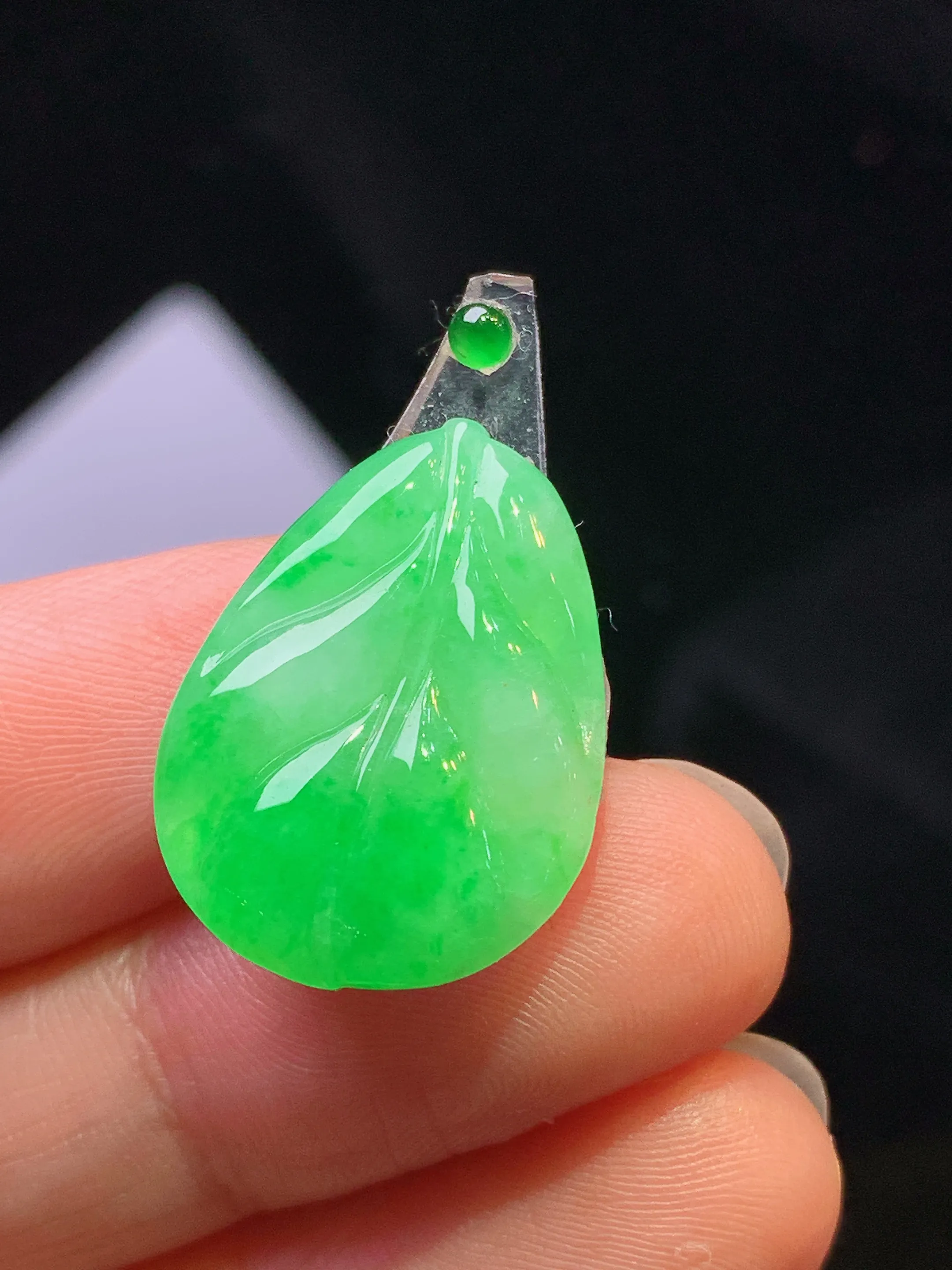 镶嵌款 翠绿树叶吊坠 玉质细腻 色泽清新艳丽 整体尺寸21.6*16*3