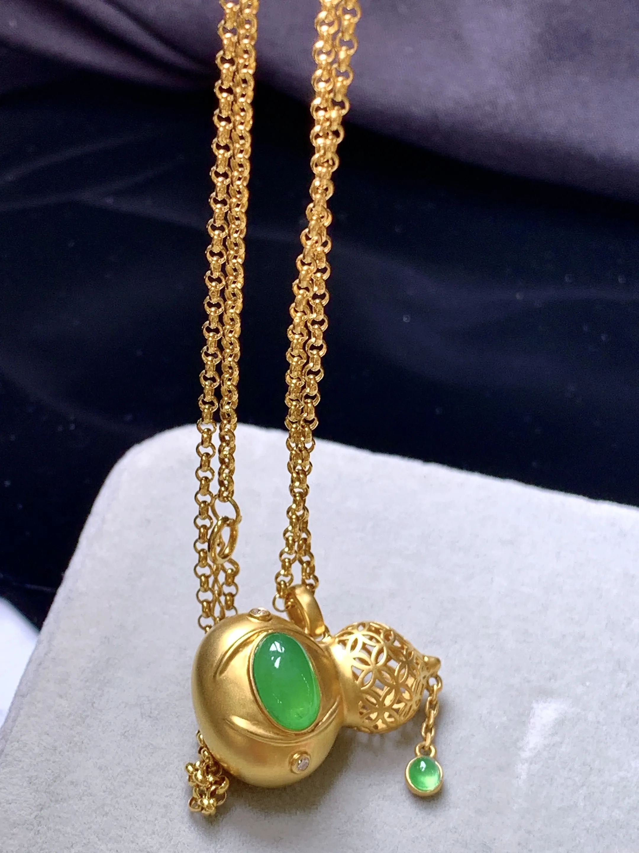 18k金钻镶嵌满绿蛋面葫芦吊坠 玉质细腻 色泽清新艳丽 整体尺寸26.6*17.2*12.7