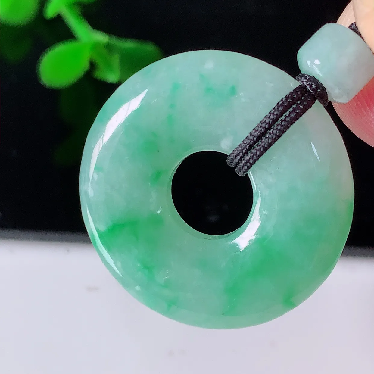 自然光实拍，冰润飘绿翡翠平安扣吊坠，平安是福；冰透，很美的料子，平安扣佩戴优雅迷人！#57.28