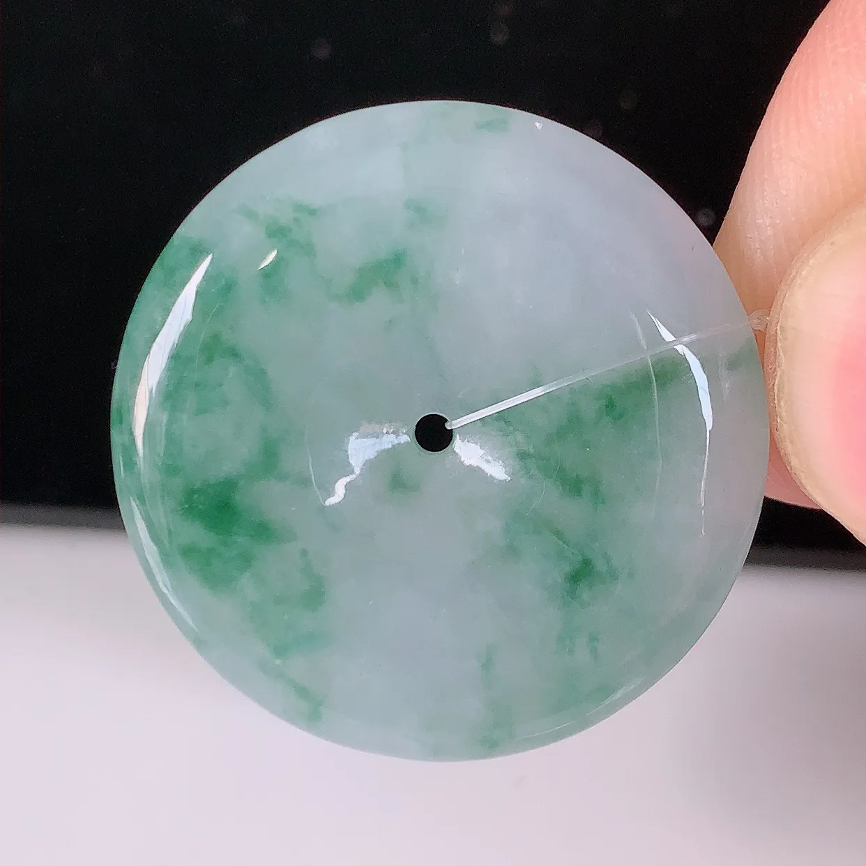 自然光实拍，冰润飘花翡翠平安扣吊坠，种老水足，雕工精湛 ，寓意美好，佩戴时尚出众！#49.28