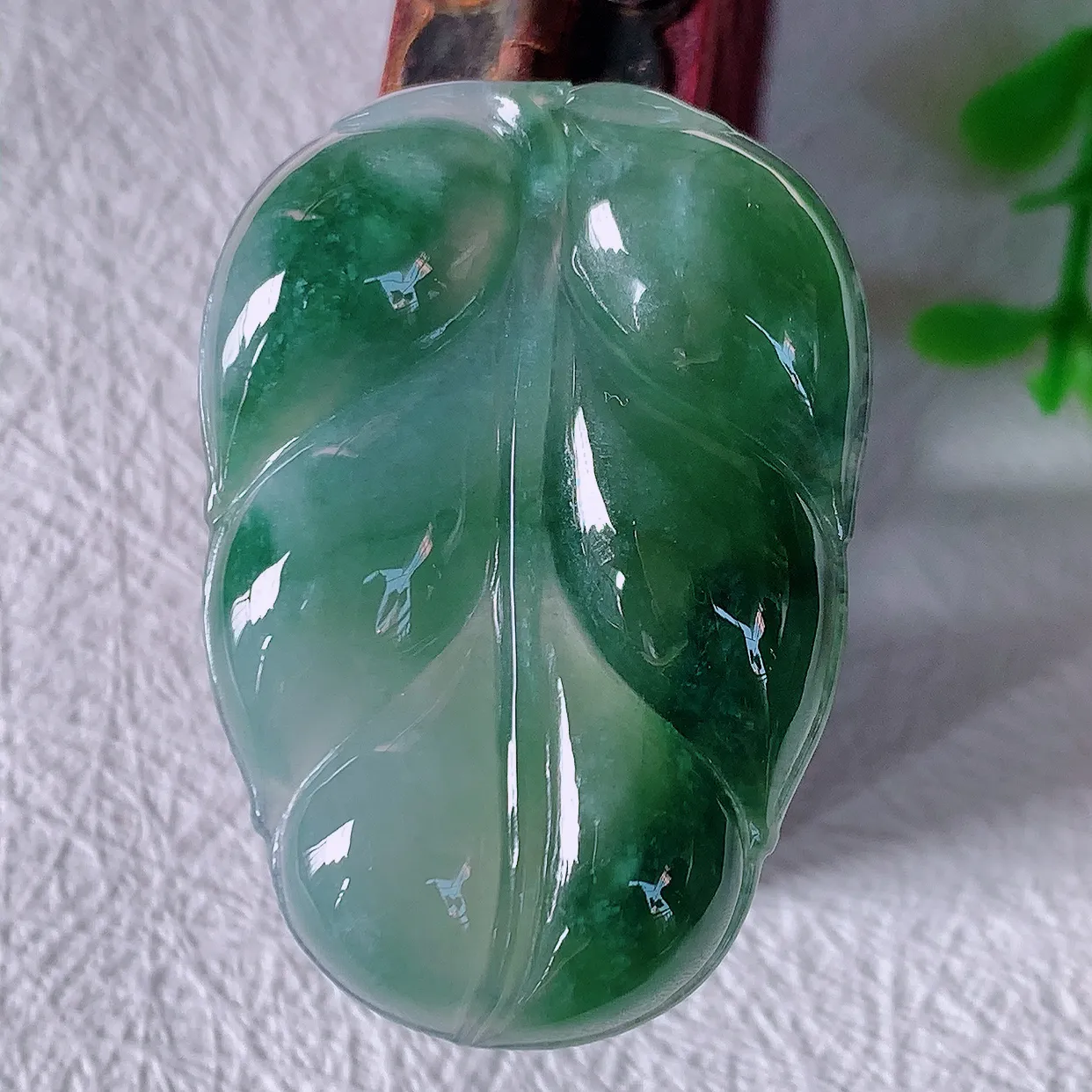 自然光实拍，冰种飘花事业有成叶子吊坠，莹润且起胶，叶子清秀优雅，佩戴大业有成！#01.28