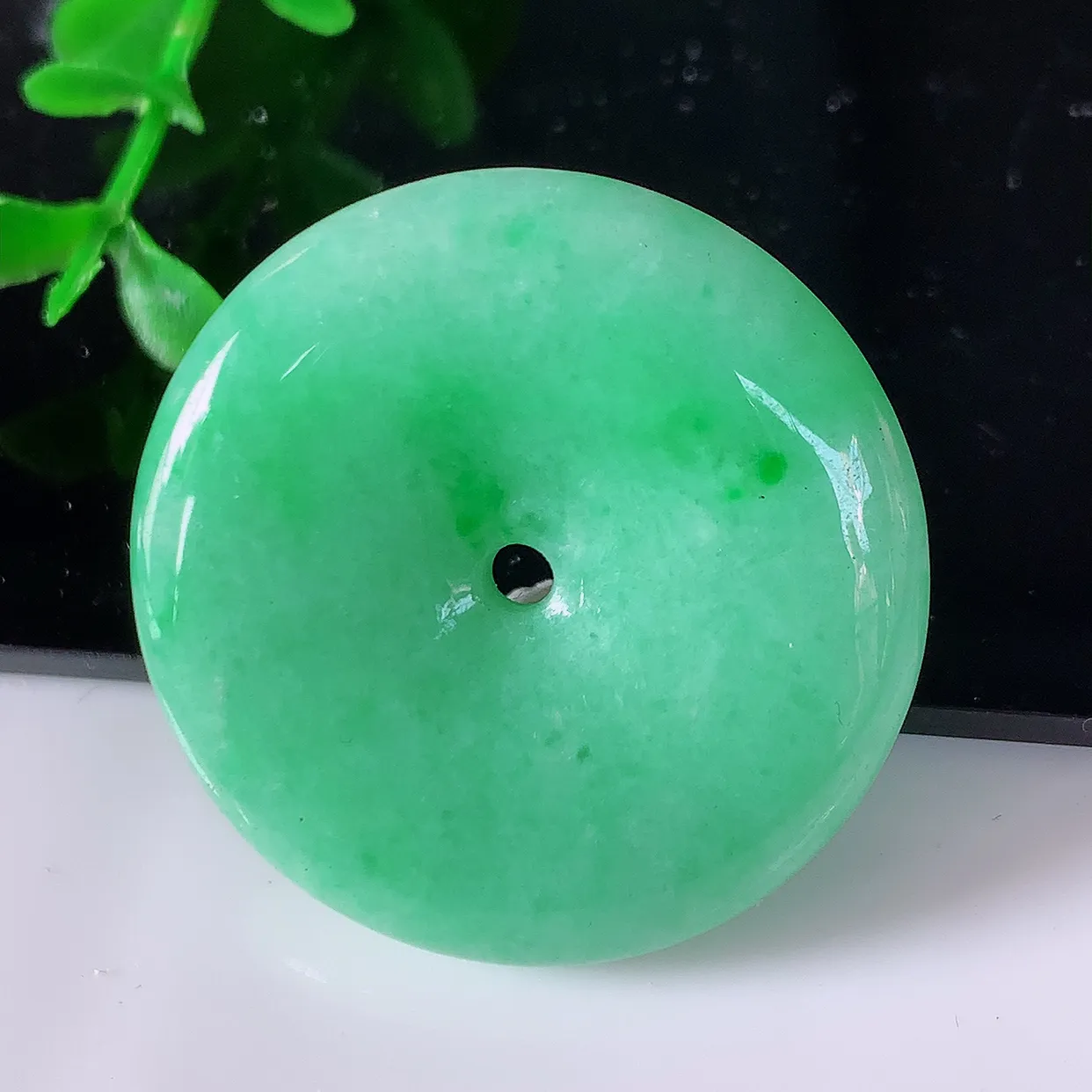 自然光实拍，冰润满绿飘花翡翠平安扣吊坠，平安是福，很美的料子，平安扣佩戴优雅迷人！#57.28