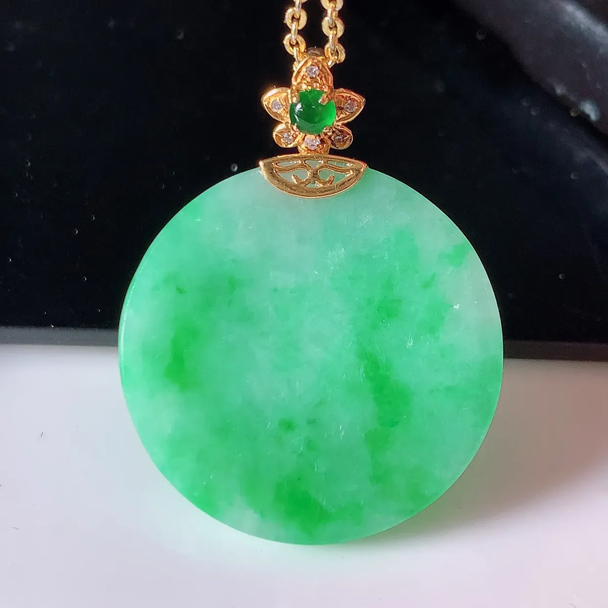 自然光实拍，18K金镶嵌水润飘绿翡翠平安无事牌吊坠，平平安安，无事牌翠色灵动，佩戴平安时尚！#00.