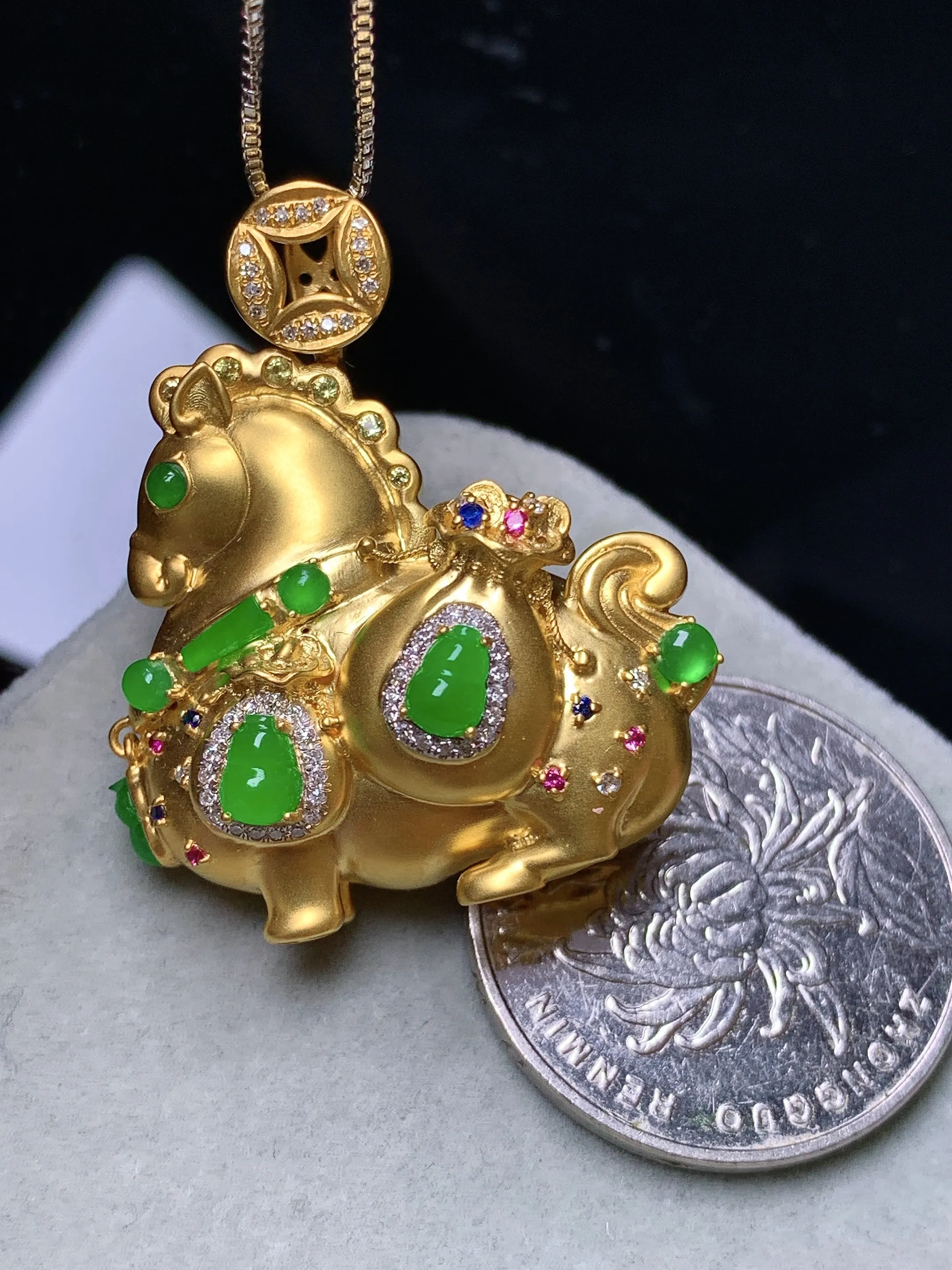 18k金钻镶嵌满绿多宝唐马吊坠 玉质细腻 色泽清新艳丽 整体尺寸35*29.6*13.3