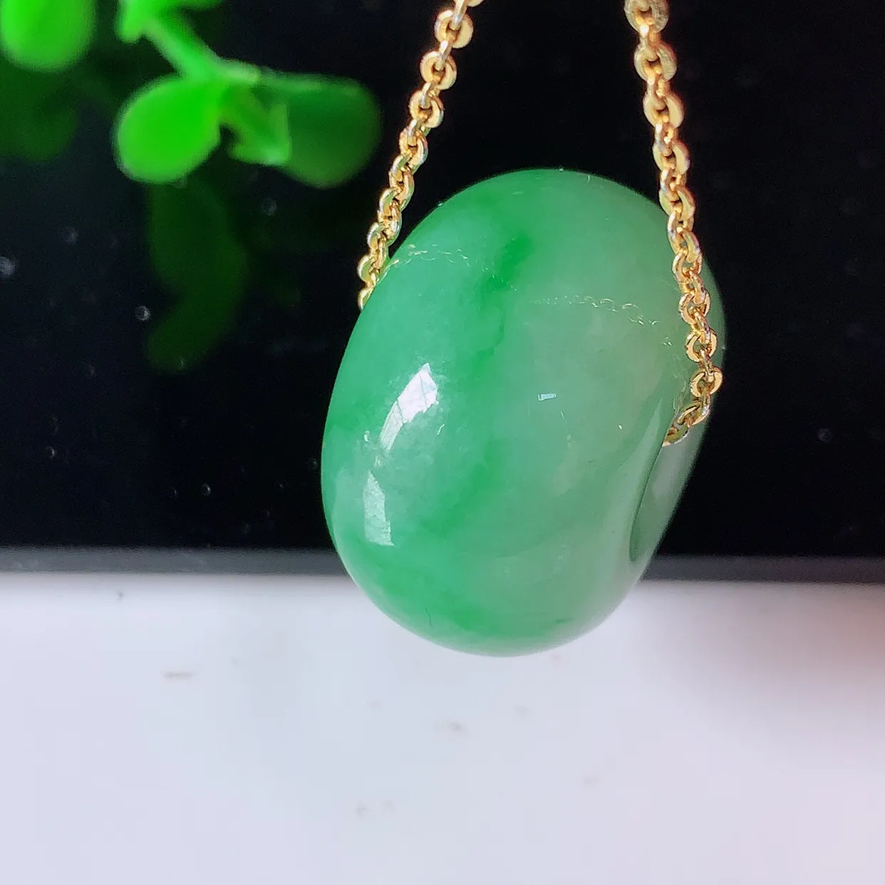 自然光实拍，冰润飘绿翡翠路路通吊坠，寓意时来运转、财源滚滚，款式新颖时尚，日常百搭的款！配图银链#0