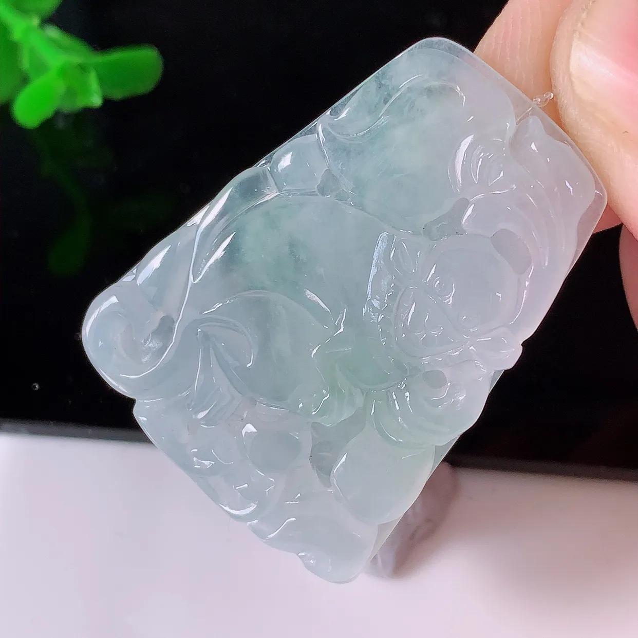 自然光实拍，冰种翡翠生肖猴牌吊坠，种老水足，雕工精湛 ，寓意美好，佩戴时尚出众！#49.28