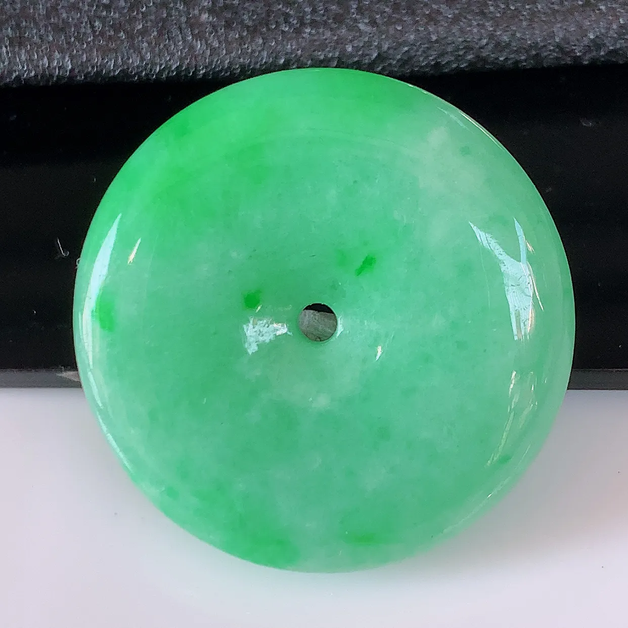 自然光实拍，水润满绿翡翠平安扣吊坠，品相佳，美感十足，寓意平平安安，平安扣佩戴精美时尚！#57.25