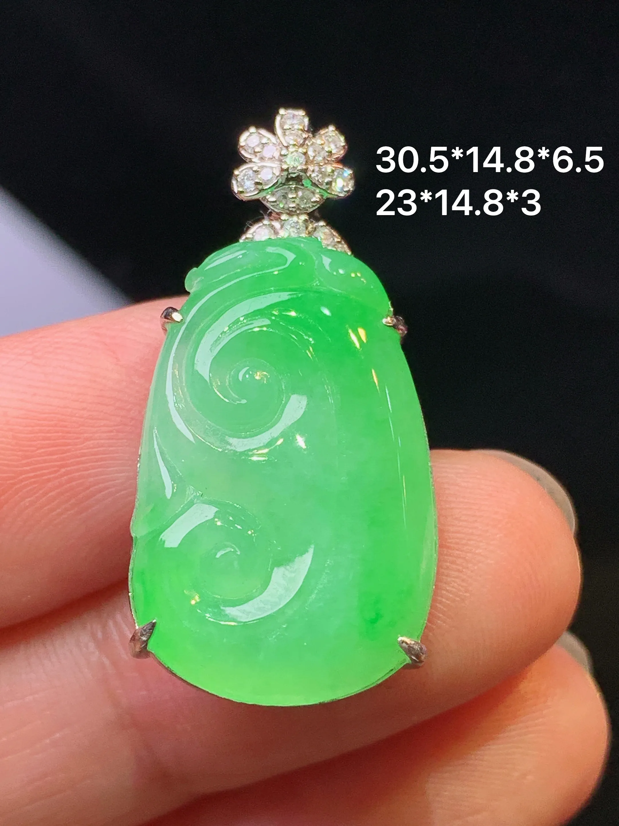 18k金钻镶嵌翠绿如意吊坠 玉质细腻 色泽清新艳丽 整体尺寸30.5*14.8*6.5
