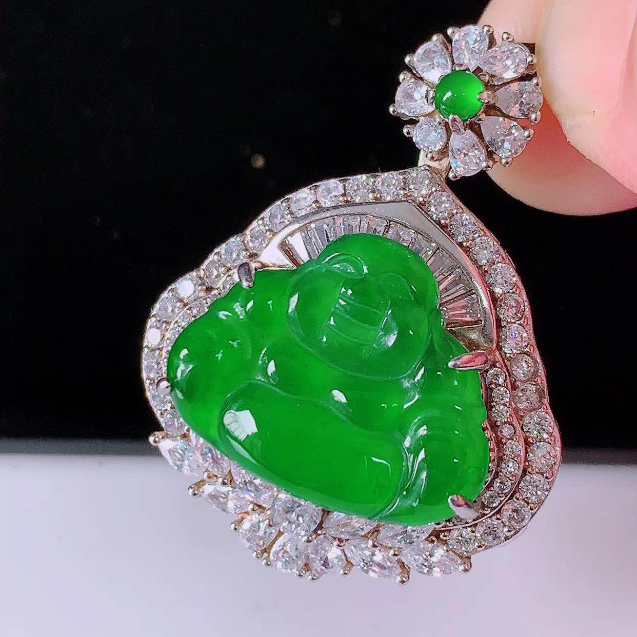 冰透满绿翡翠925银镶嵌佛公吊坠，自然光实拍，翠色灵动，颜色漂亮，种老水足，品相佳，佩戴佳品！#97.28整体34.5-26.5-13裸石20*15.5