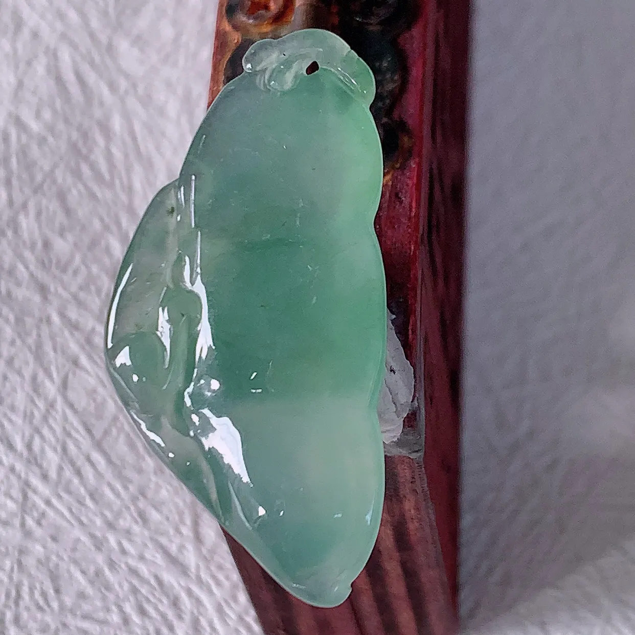 自然光实拍，冰种飘花翡翠福豆吊坠，寓意“四季平安，福气满满”胶感十足，饱满，佩戴效果优雅迷人！#46.28